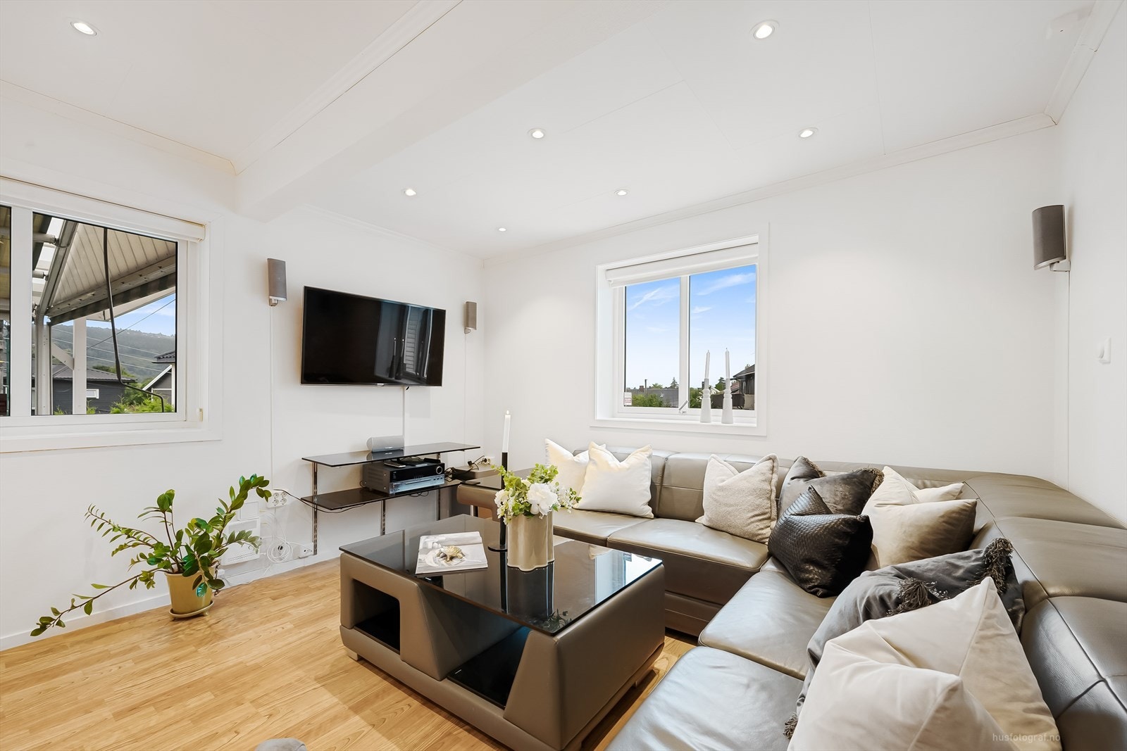 Stuen er romslig og har god plass til møblering i ulike soner. Galleribilde