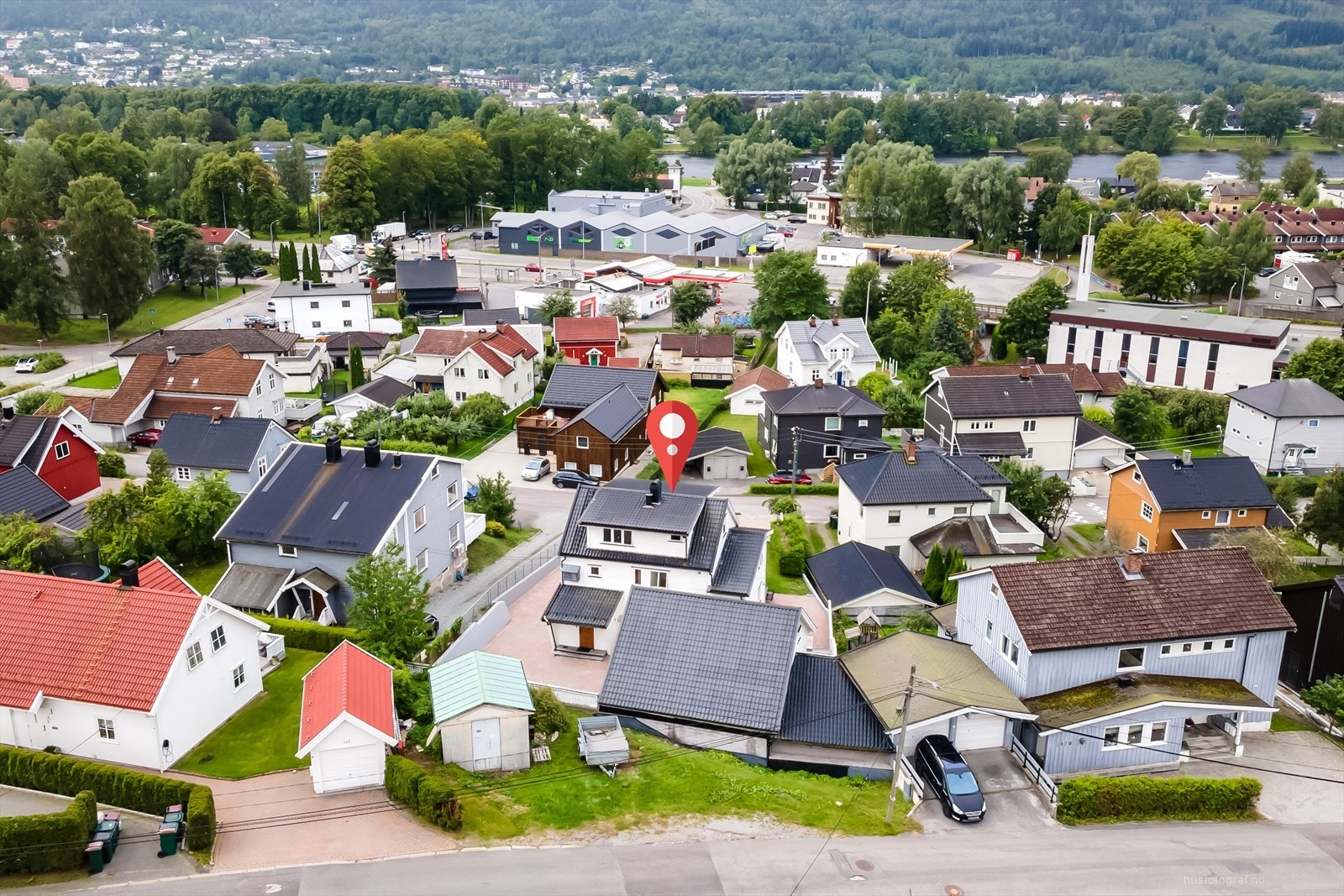 Området byr på svært gode oppvekstsvilkår med nærhet til flere idrettsanlegg, lekeplasser, idrettslag, fritidstilbud og aktiviteter. Galleribilde