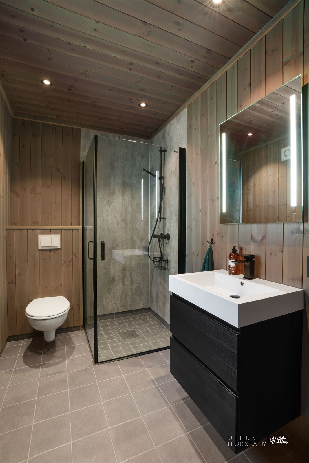 I 1.etg er det også et fullt utstyr baderom. Galleribilde