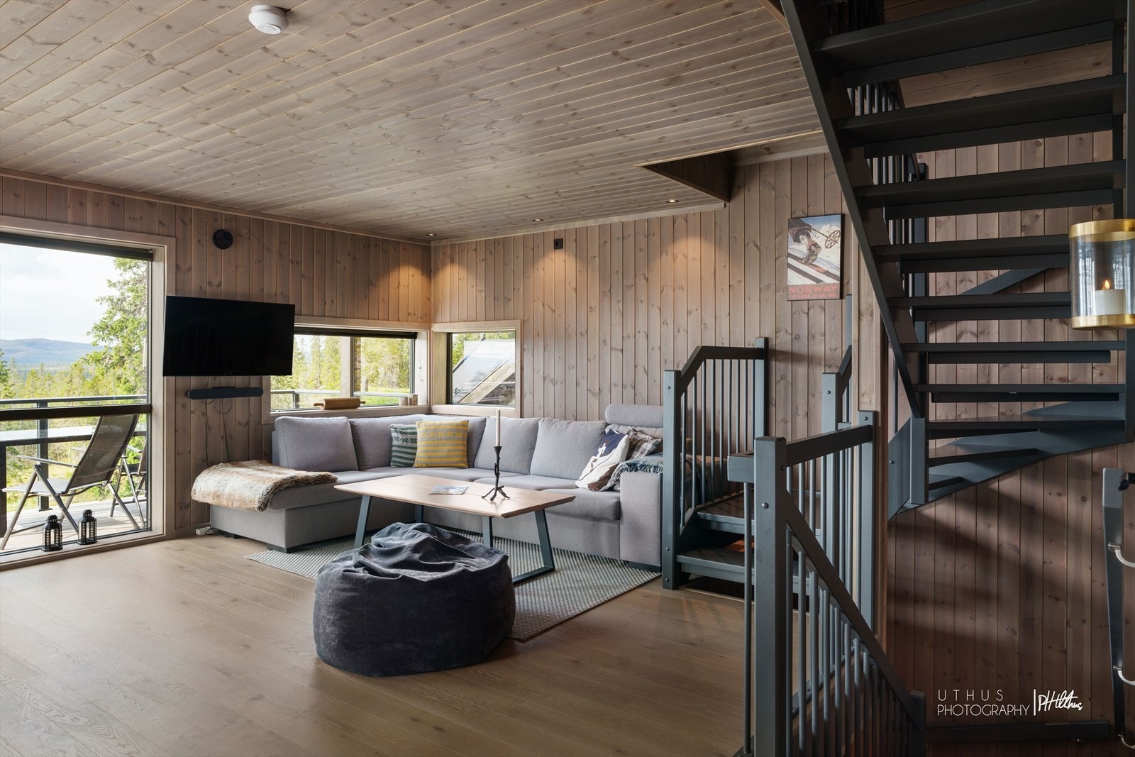 Stor og romslig stue/kjøkkenløsning. Galleribilde