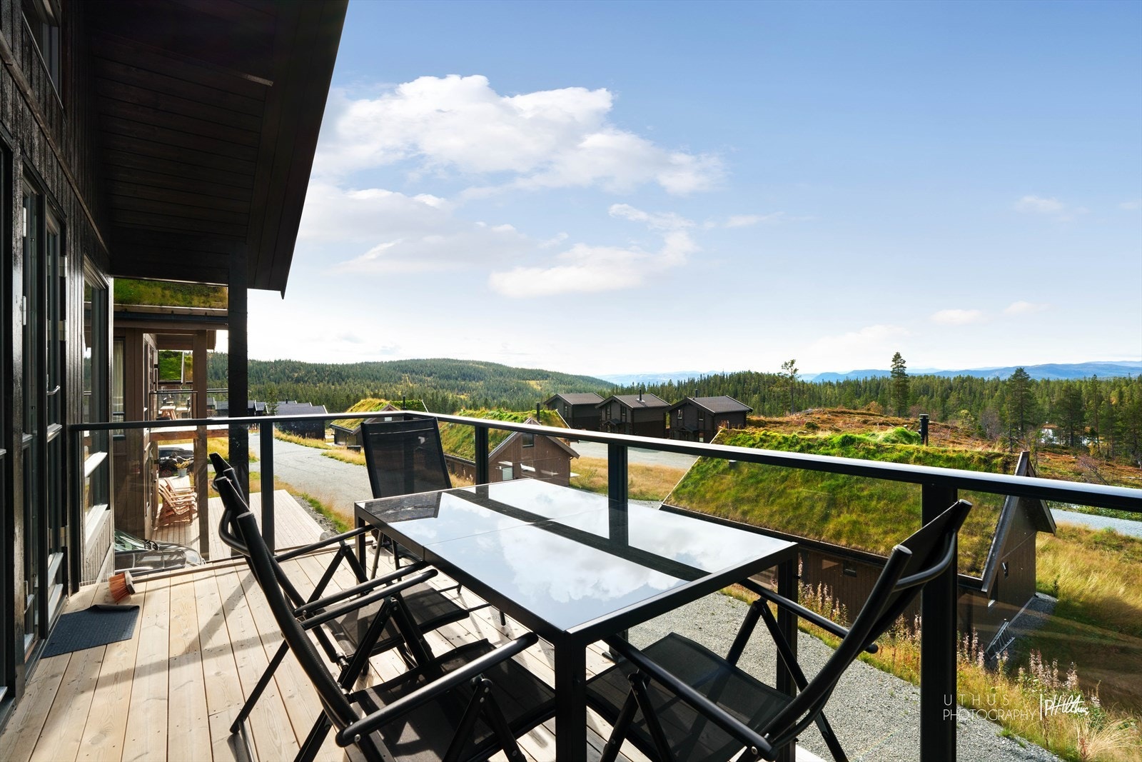 Fra stua er det også utgang til den vestvendte balkongen er på ca. 10 kvm. Galleribilde