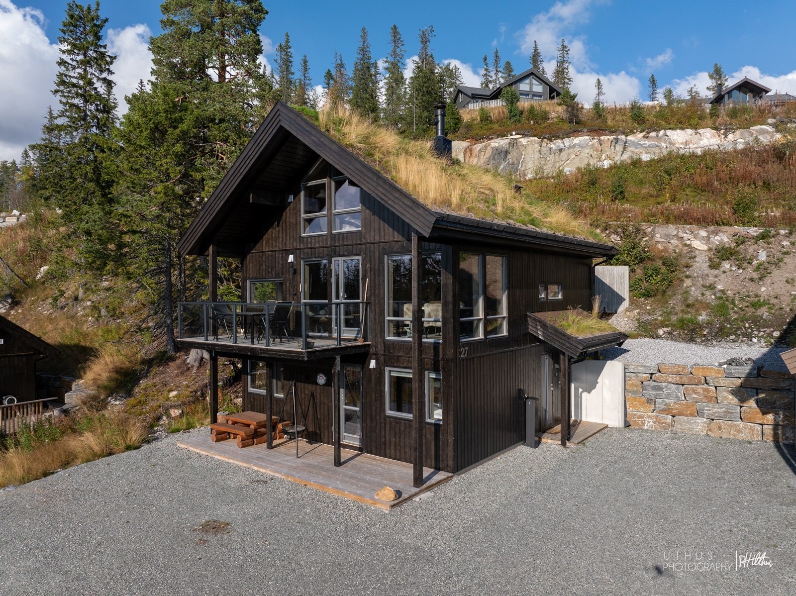 Velkommen til Nedre Fossliseteråsen 27 - en nybygd (2021) lekker hytte presentert av Bendik Blumenthal v/ Nordvik Hyttemegling. Galleribilde