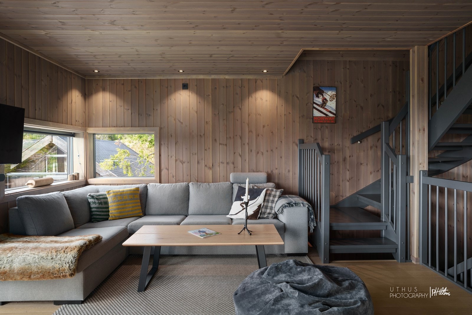 Alle vegger er kledd med panel som gir en lun følelse. Galleribilde