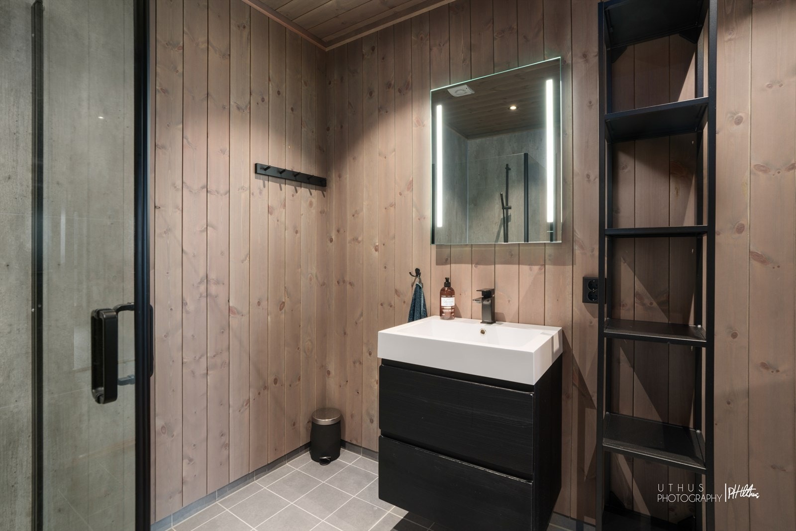 Badet i underetasjen er romslig og har varmekabler i gulvet. Galleribilde