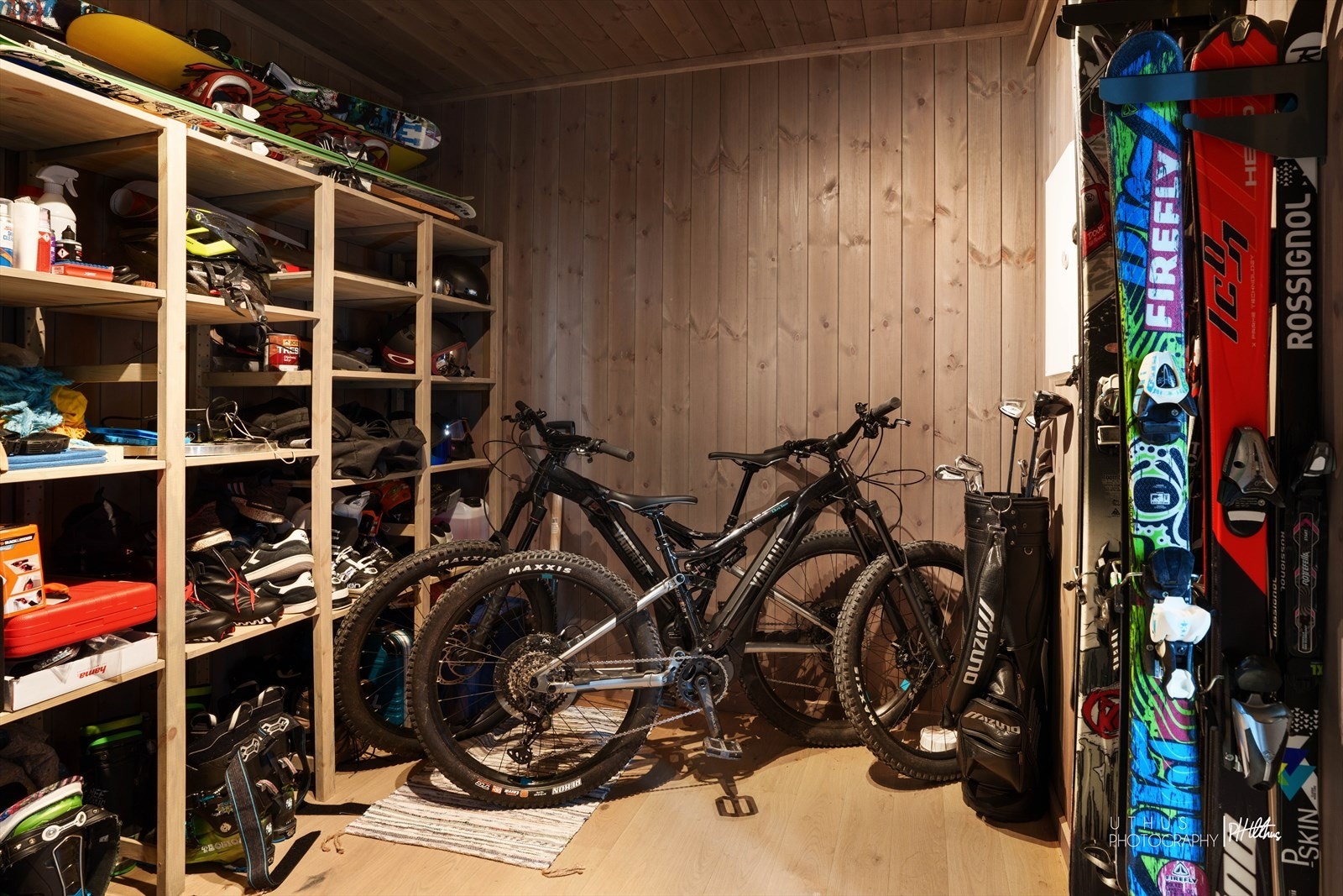 Her er det god plass til oppbevaring av ski, sykler, m.m. Galleribilde