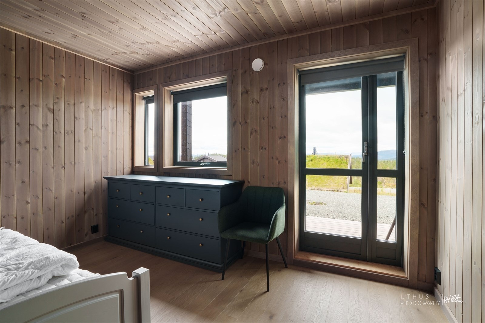 Hytta har totalt 4 soverom. På dette tredje soverommet har du også utgangsdør. Galleribilde