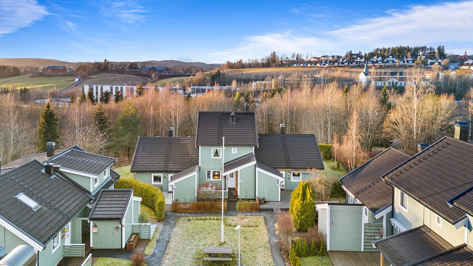 Rekkehuset ligger i et rolig og barnevennlig nabolag med flere lekeplasser og fine uteområder for hele familien. Galleribilde