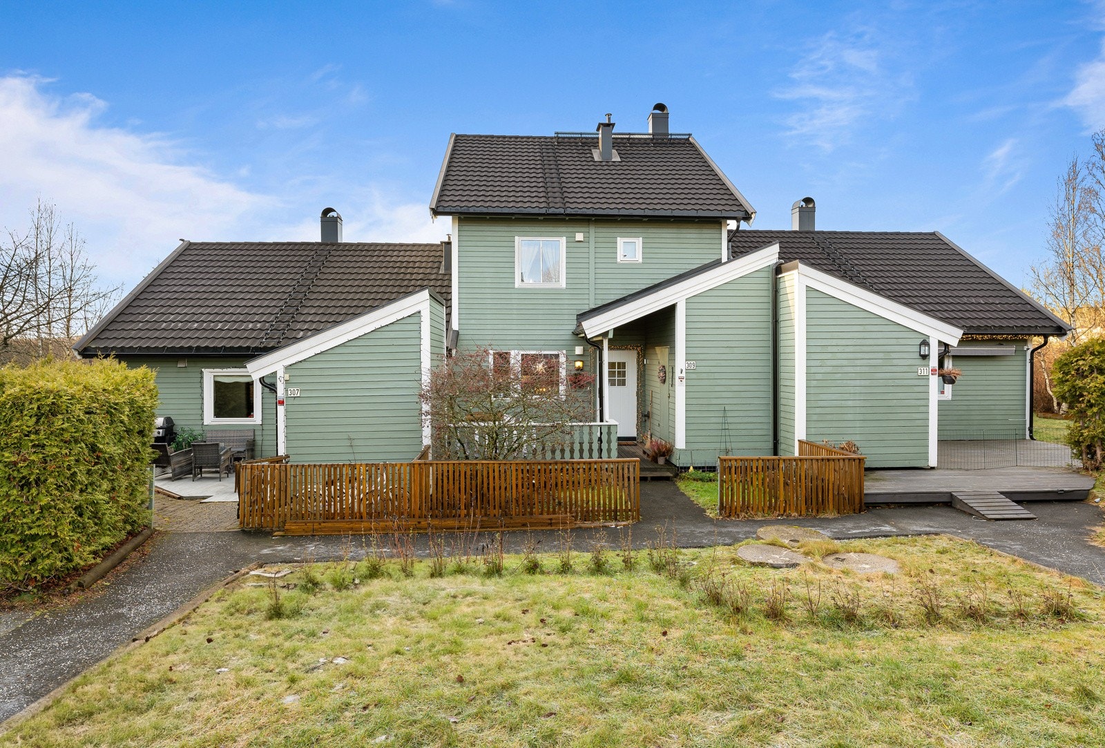 Rekkehuset ligger i et rolig og barnevennlig nabolag med flere lekeplasser og fine uteområder for hele familien. Galleribilde