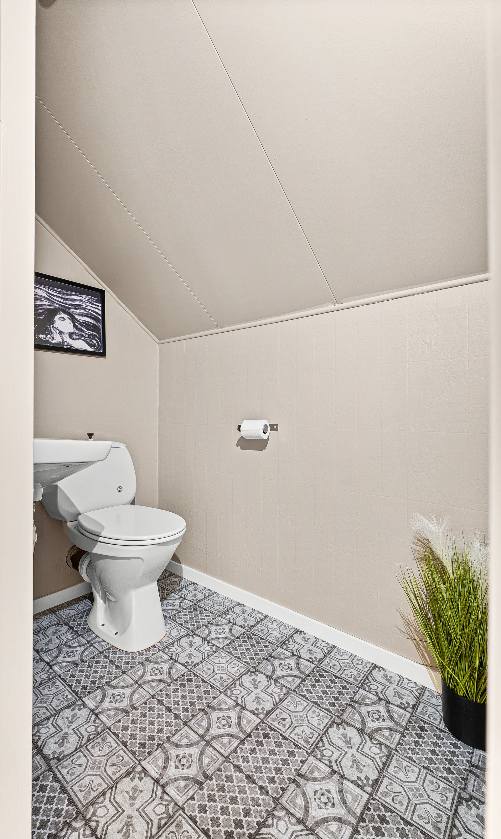Wc på loft (ikke målbart areal grunnet for lav fri høyde). Galleribilde