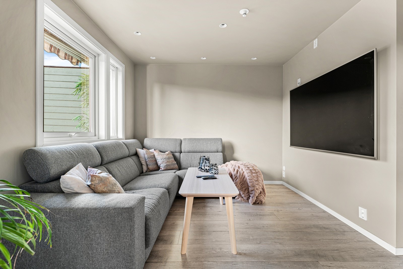 Stuen kan innredes med sofagruppe og tv i egen sone. Galleribilde