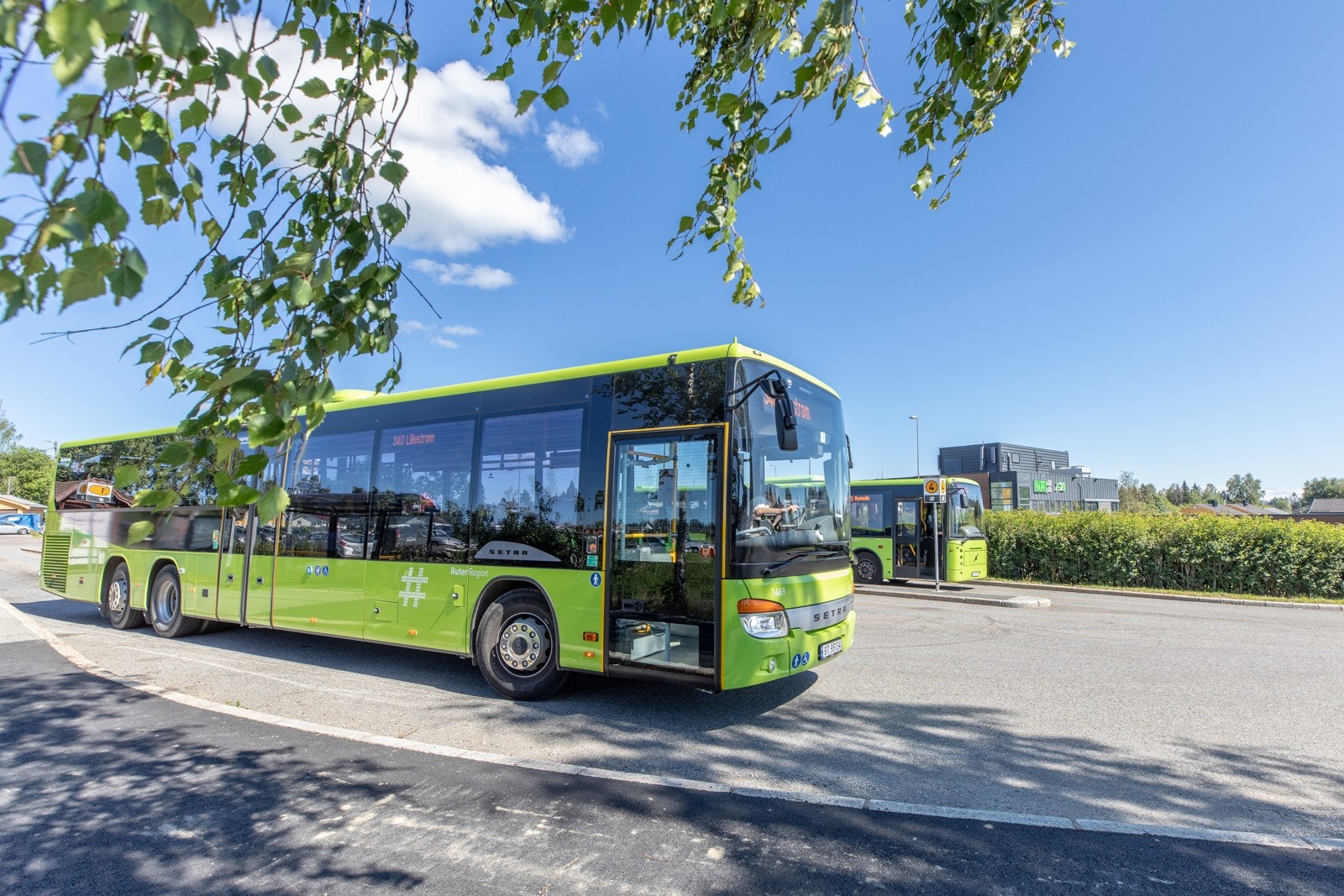 Fra boligen er det gåavstand til flere bussholdeplasser, hvor nærmeste er "Vestvollen" kun noen hundre meter unna med transportmuligheter både til Oslo, Lillestrøm og Gardermoen. Galleribilde