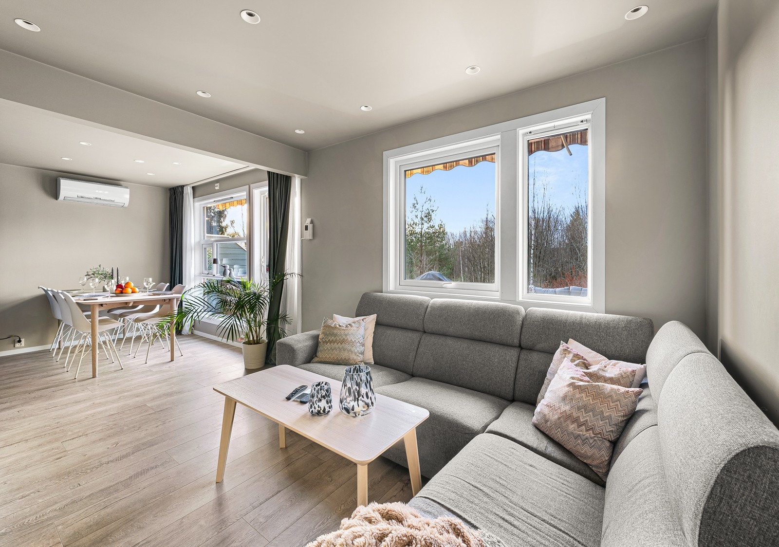 De store vinduene gir godt lysinnslipp og hyggelig utsyn mot terrassen og hagen på baksiden av boligen. Galleribilde
