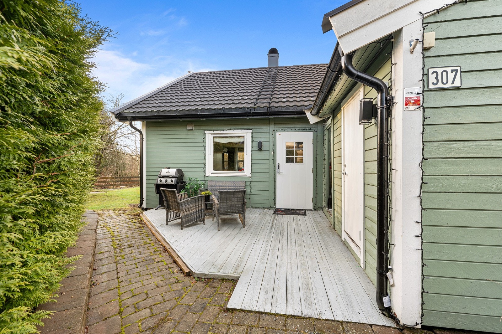 Ved inngangspartiet er det terrasse på ca. 7 kvm og utebod på ca. 5 kvm. Galleribilde