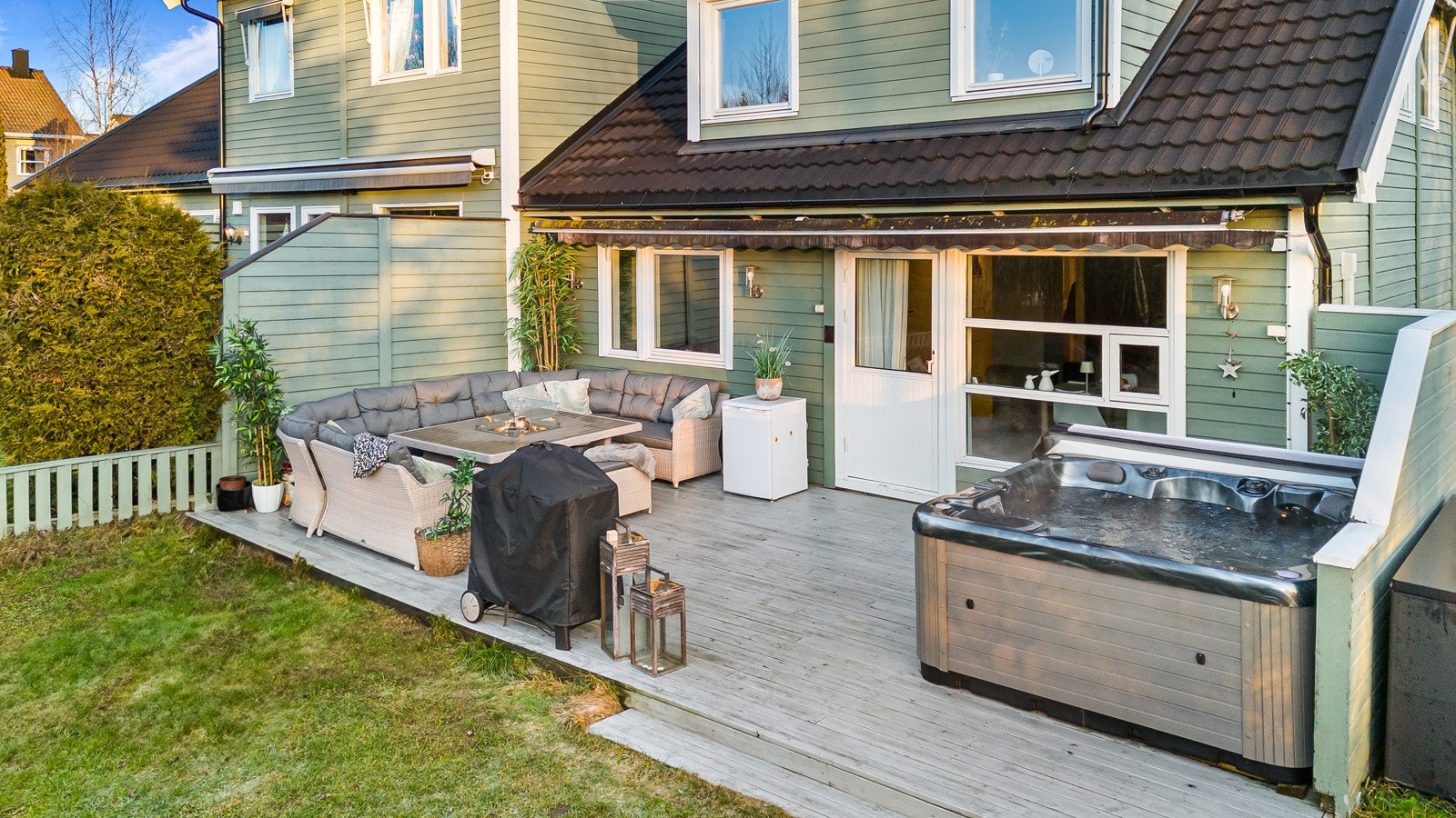 Terrasse på ca. 33 kvm med gode solforhold og svært lite innsyn. Galleribilde