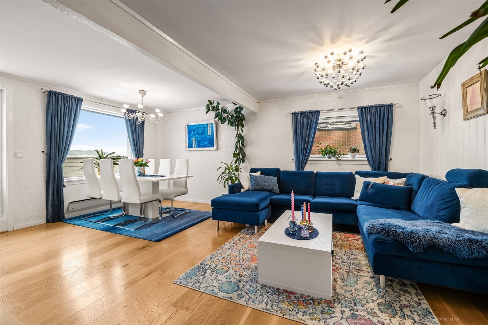 Innbydende stue med god plass til både sofa- og spisegruppe Galleribilde