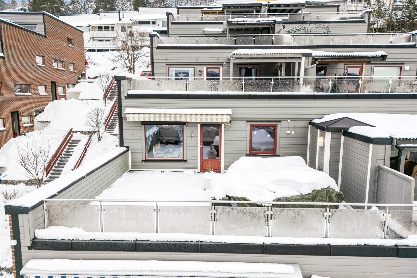 Det god plass til flere sittegrupper, putekasse og grill på terrassen Galleribilde