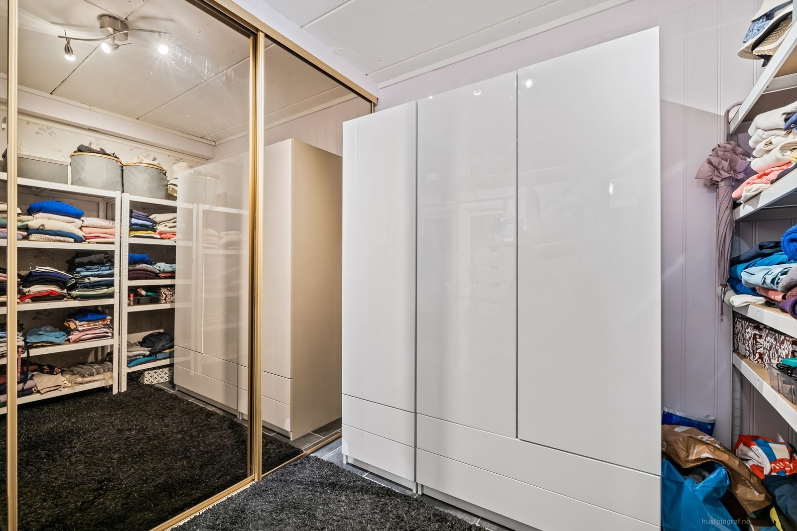 Meget romslig bodrom med skyvedørsgarderobe, garderobeskap og vegghengte hyller Galleribilde