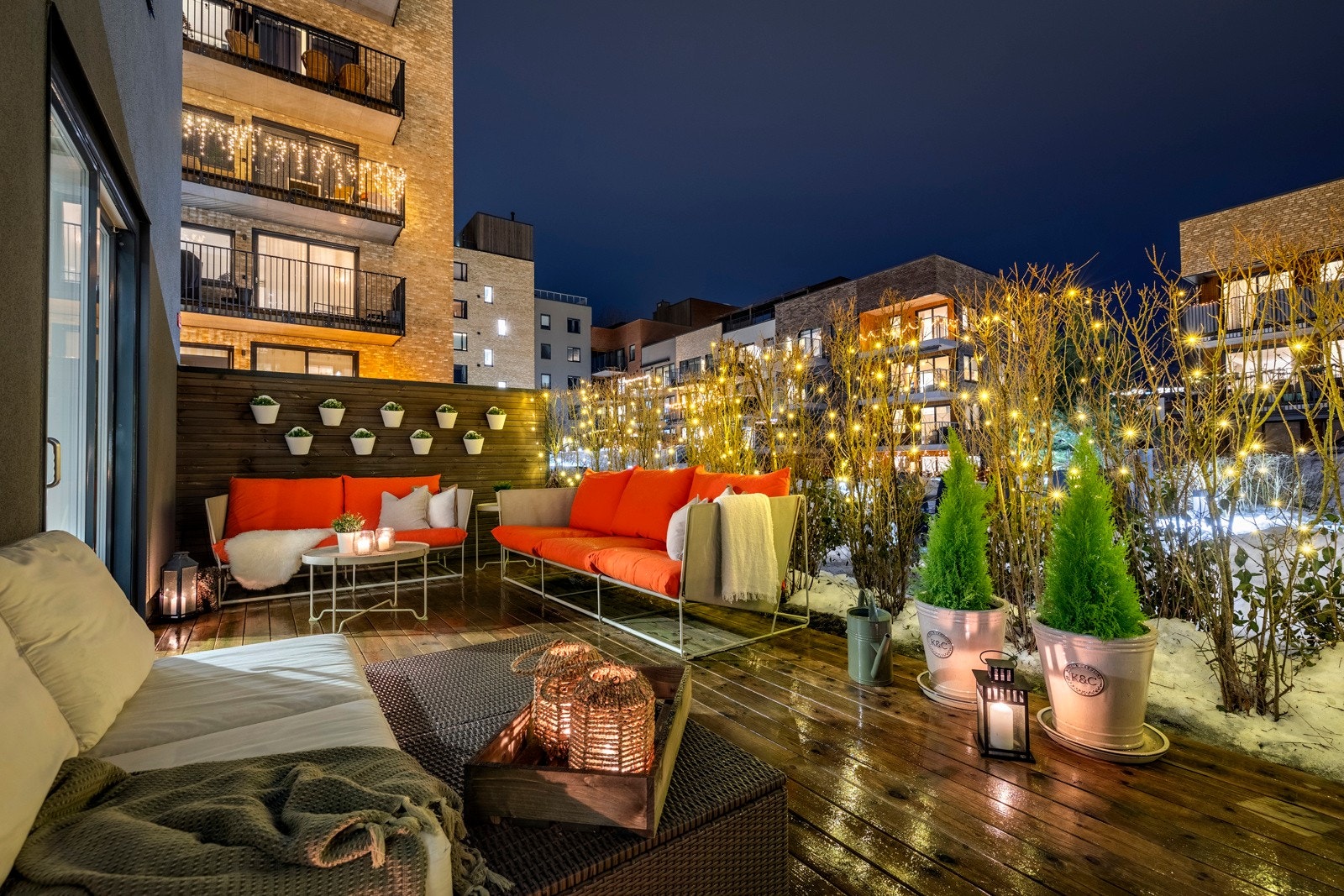 Velkommen til en stilfull og moderne 3-roms hjørneleilighet - trappefri adkomst, egen garasjeplass m/ elbillader og gjennomgående høy standard. Galleribilde