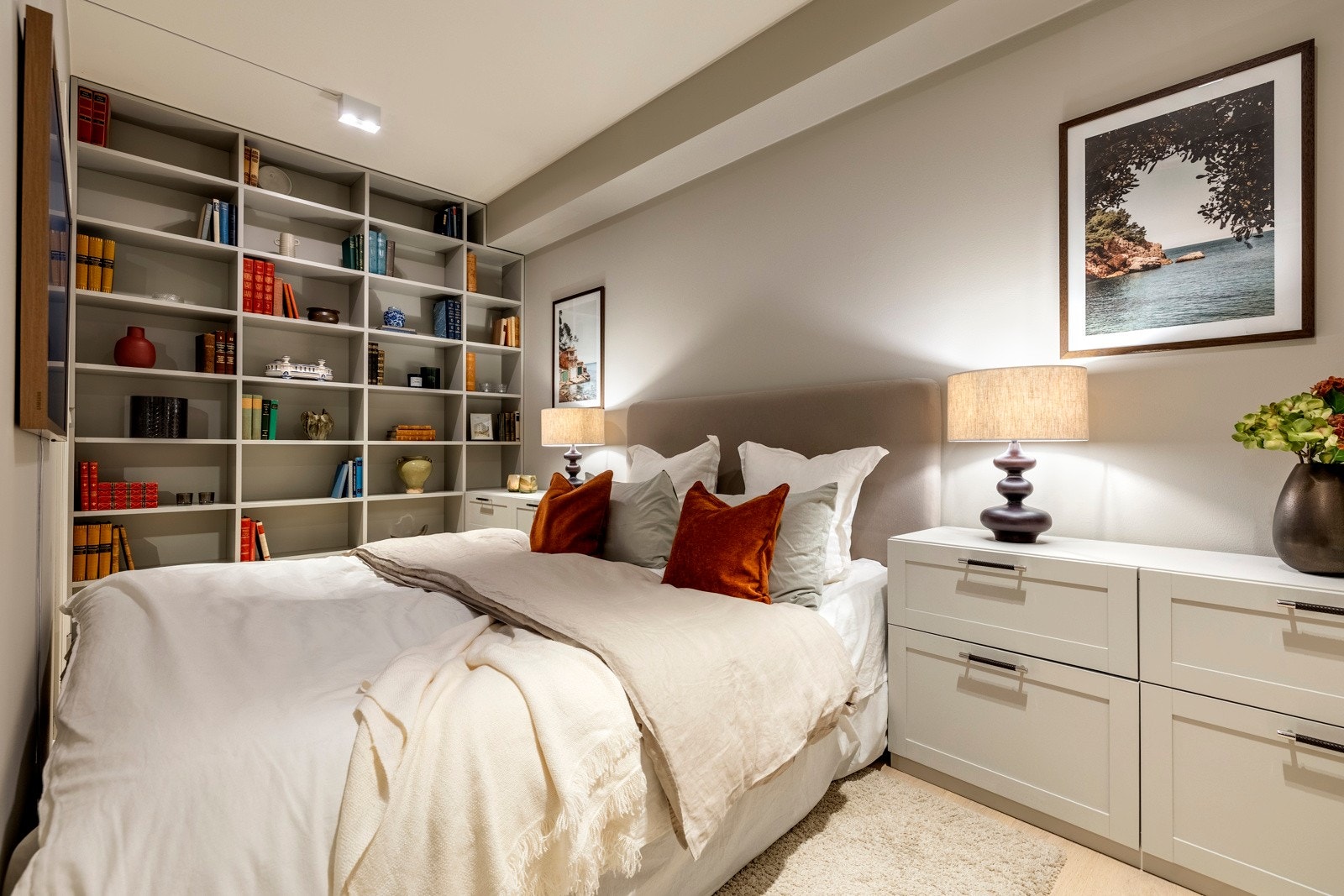 Det er plassbygget hylleløsning og nattbord på soverommet. Galleribilde