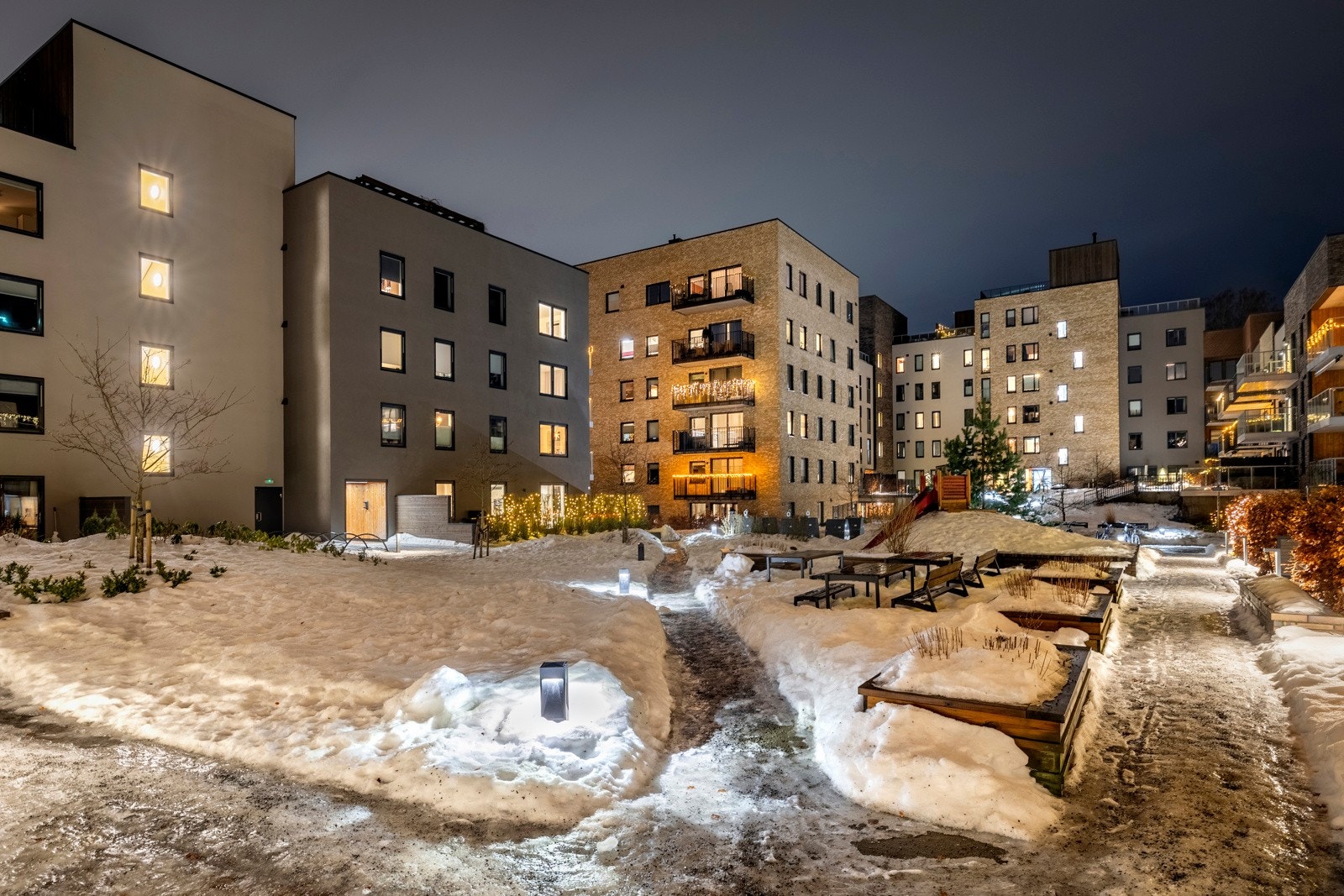 Bakgården har et nydelig areal og har sommerstid plener, trær og planter som skaper trivsel. Galleribilde