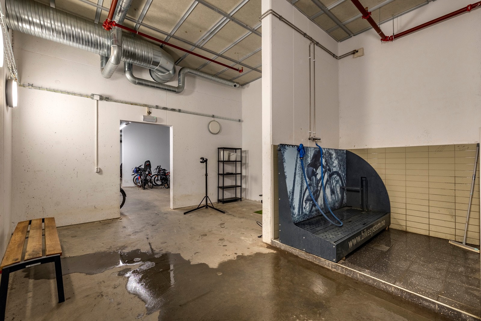 Det er sykkelvask ved sykkelparkeringen Galleribilde