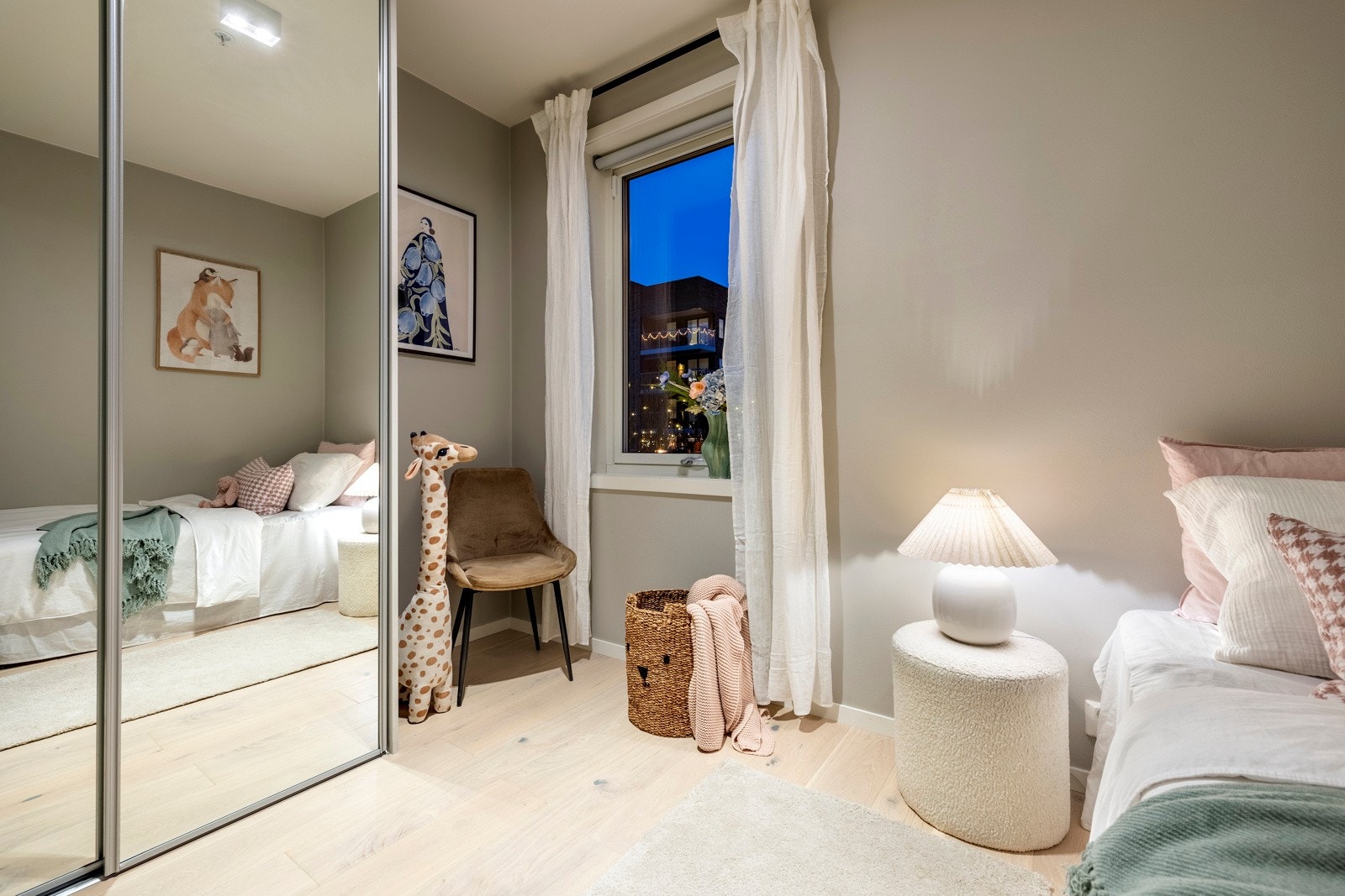 På det minste soverommet er det god plass til en garderobeløsning, som gjør rommet både funksjonelt og effektivt utnyttet. Galleribilde