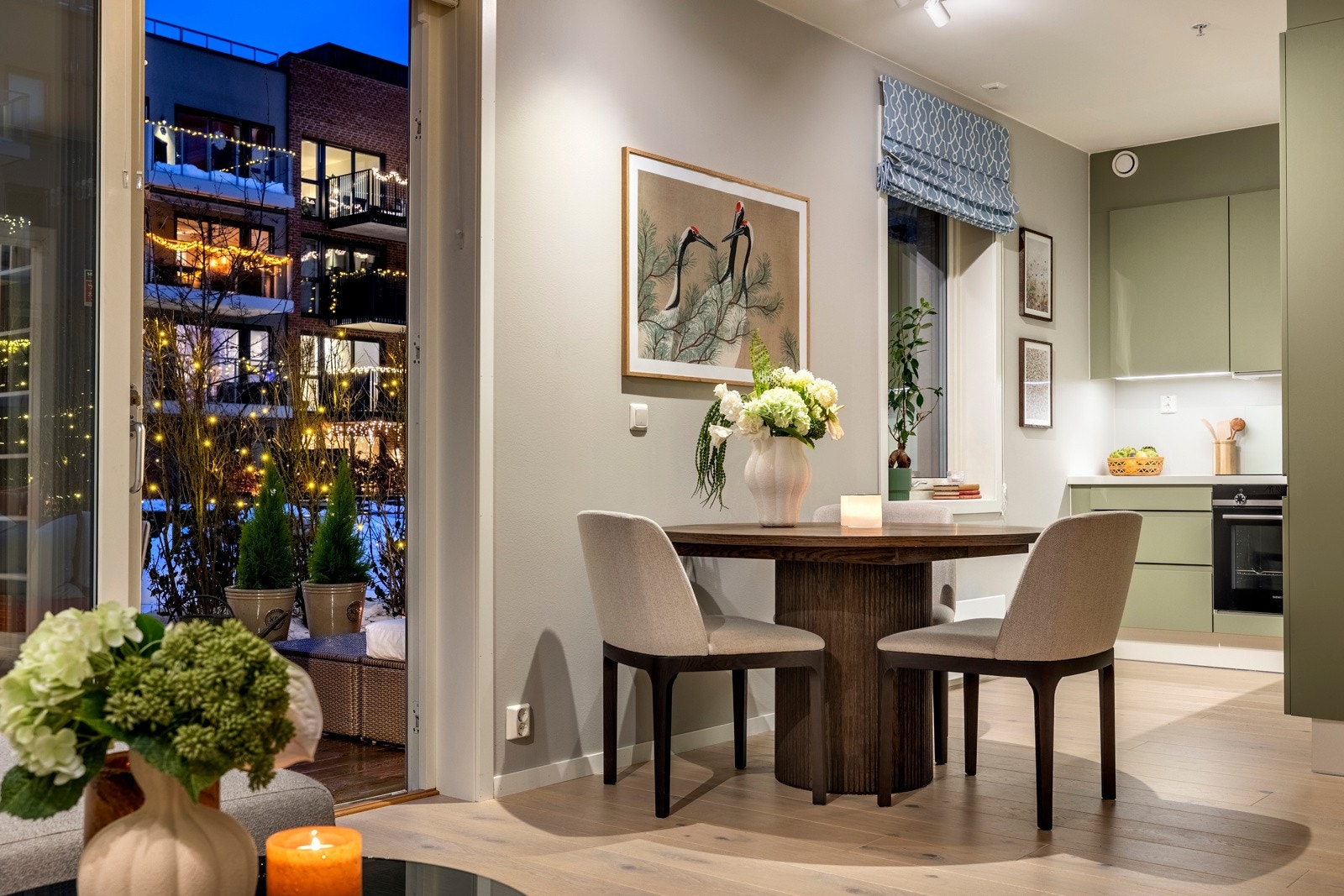 Brede skyvedører i glass åpner opp mot markterrassen og slipper inn rikelig med naturlig lys Galleribilde