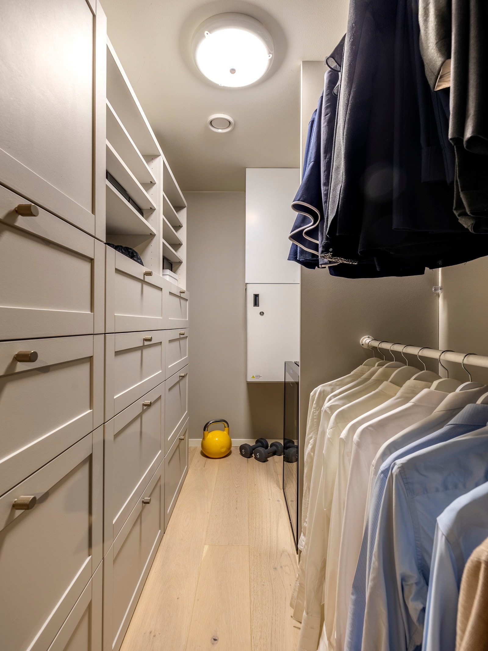 Den innvendige boden/teknisk boden er praktisk innredet med skuffeseksjon og smart opphengsløsning for blant annet skjorter, dresser og jakker, som gjør det enkelt å organisere og utnytte plassen effektivt. Galleribilde