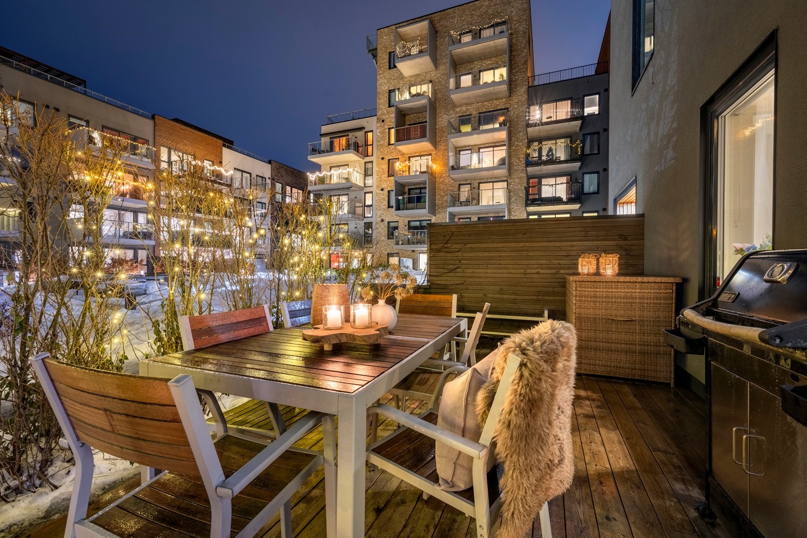 Belysningen som er installert, skaper en hyggelig stemning når kveldsmørket senker seg. Galleribilde