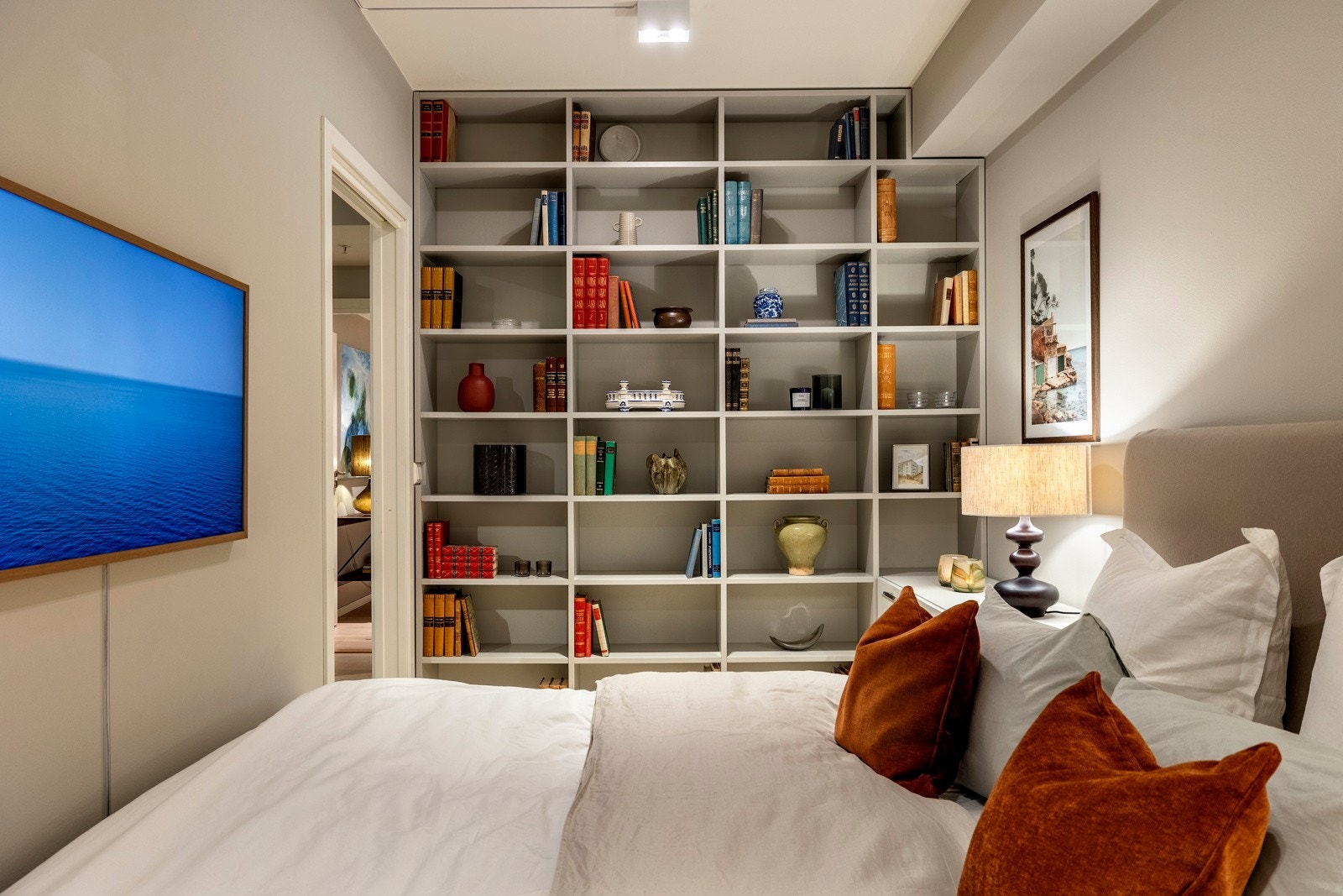 Sengen er plassert sentralt i rommet, og deler det på en naturlig måte i to soner. Galleribilde