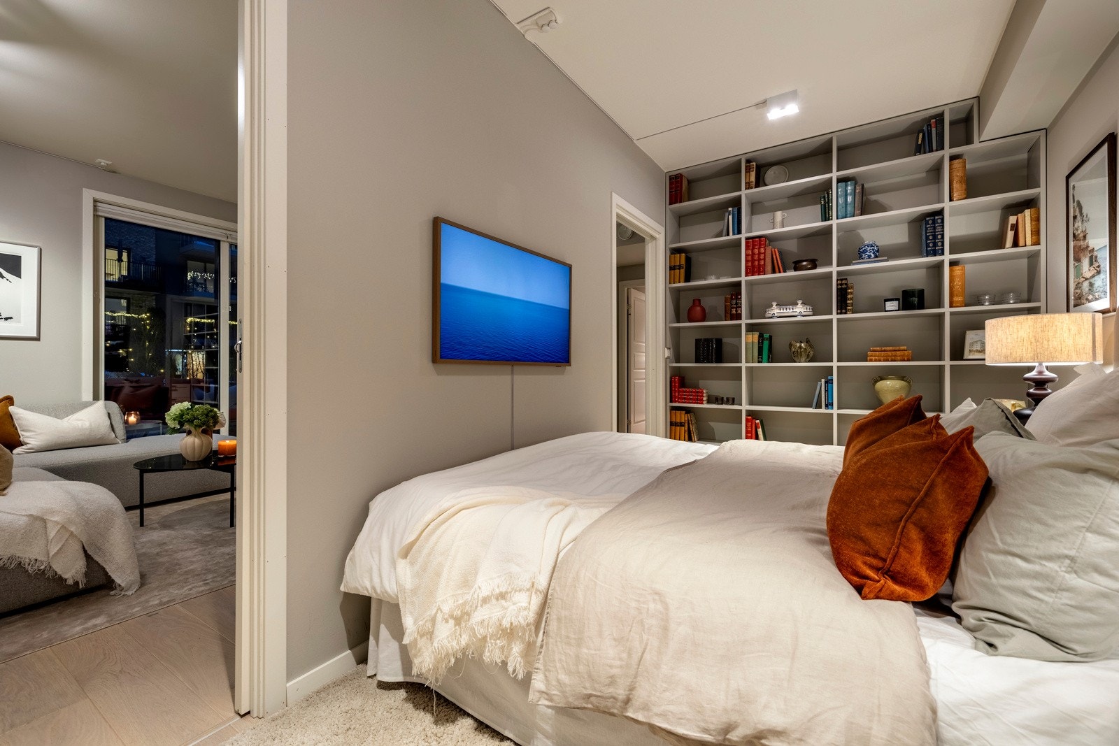 Soverommet har 1-stavs parkettgulv og malte slette vegger. Galleribilde