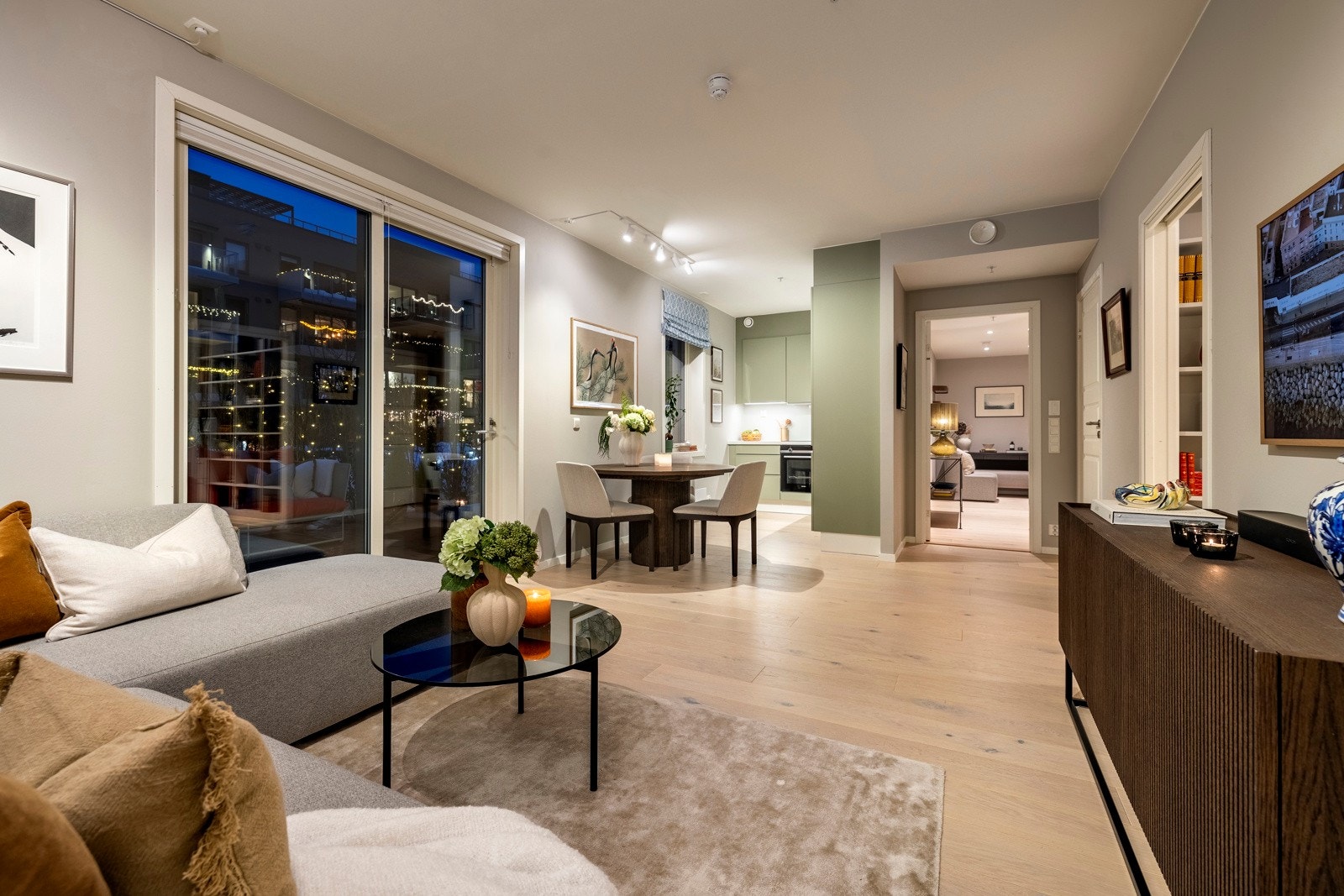 Gulvet er kledd i enstavs parkett, og de gråmalte veggene gir rommet en moderne og stilren atmosfære. Galleribilde