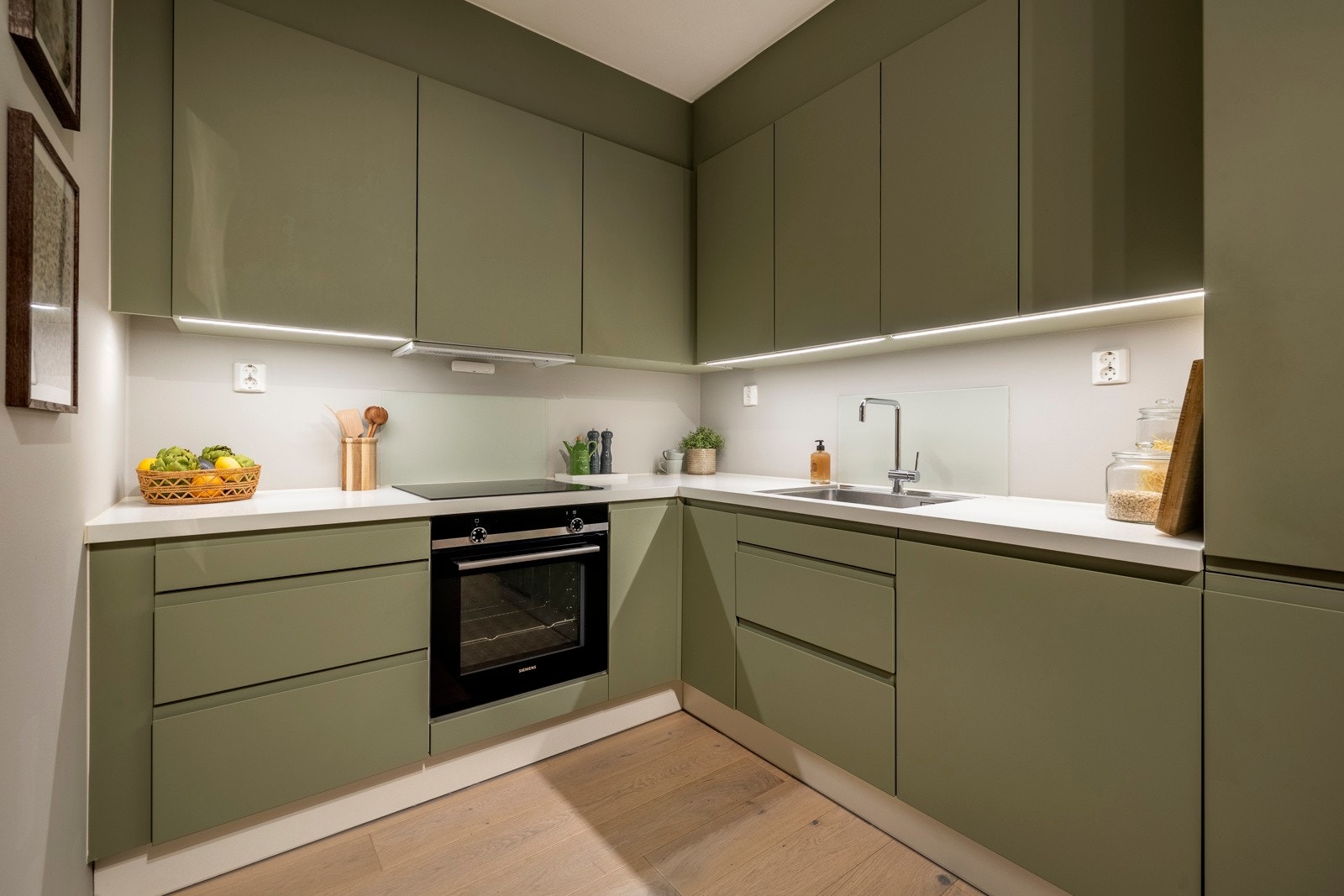 Innredningen er komplett med innfelt oppvaskkum, integrert stekeovn, induksjonstopp, ventilator, oppvaskmaskin og kjøle/fryseskap. Galleribilde