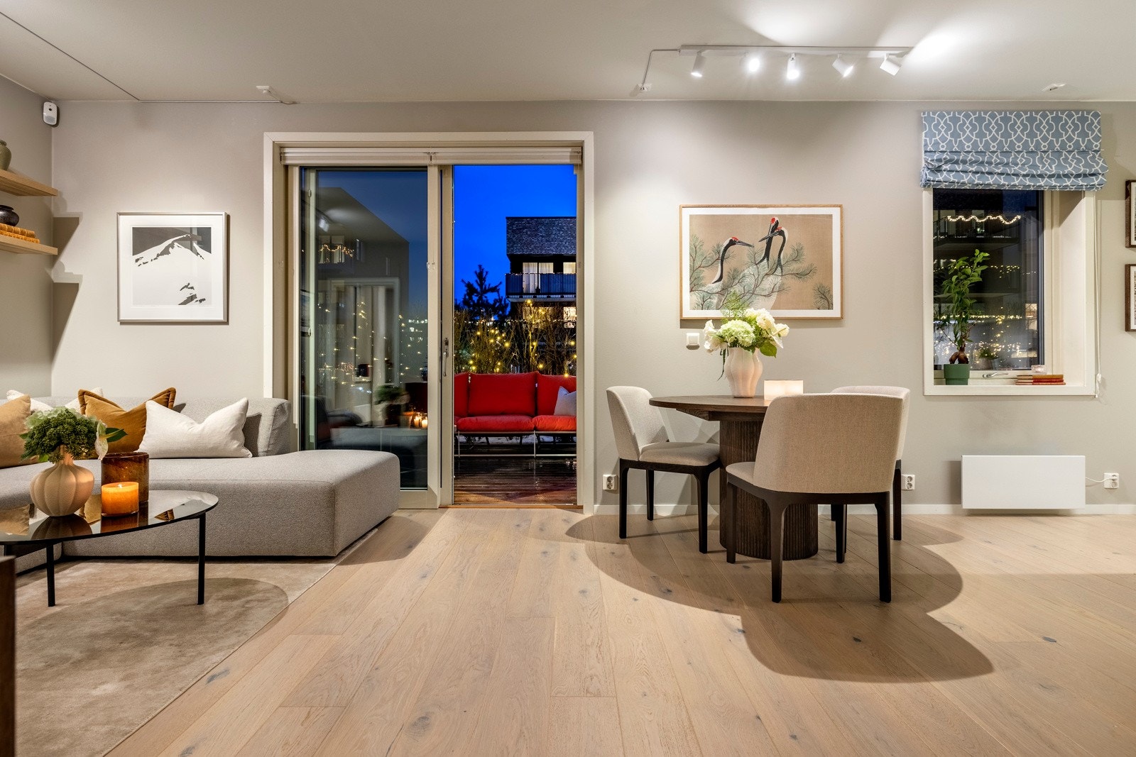 Fra stue/kjøkkenrommet er det en skyvedør i glass som åpner opp ut til markterrassen. Galleribilde