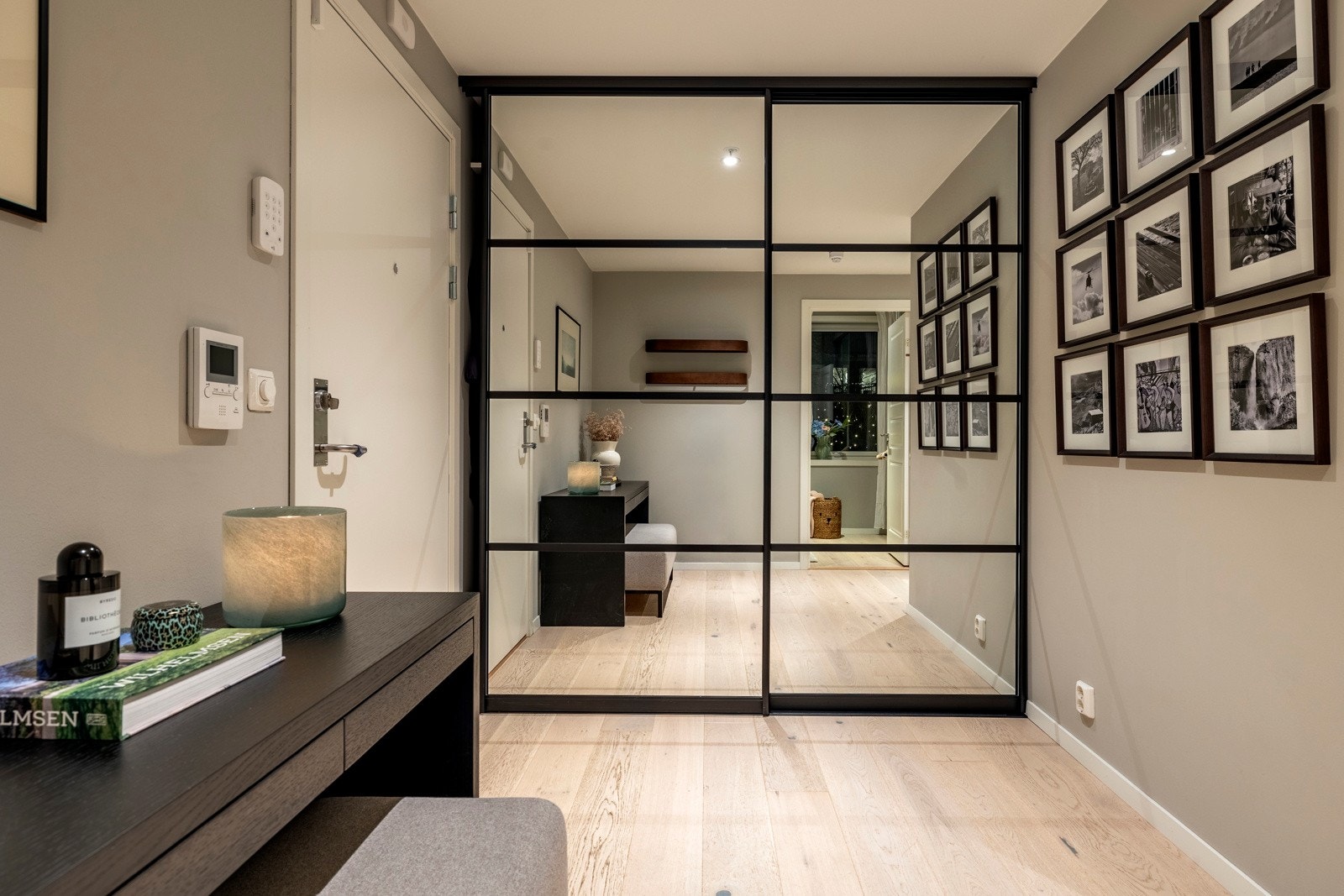 Det er god plass til yttertøy i en plassbygd skyvedørsgarderobe med sort rammefront og speil, som både er praktisk og stilfullt. Galleribilde