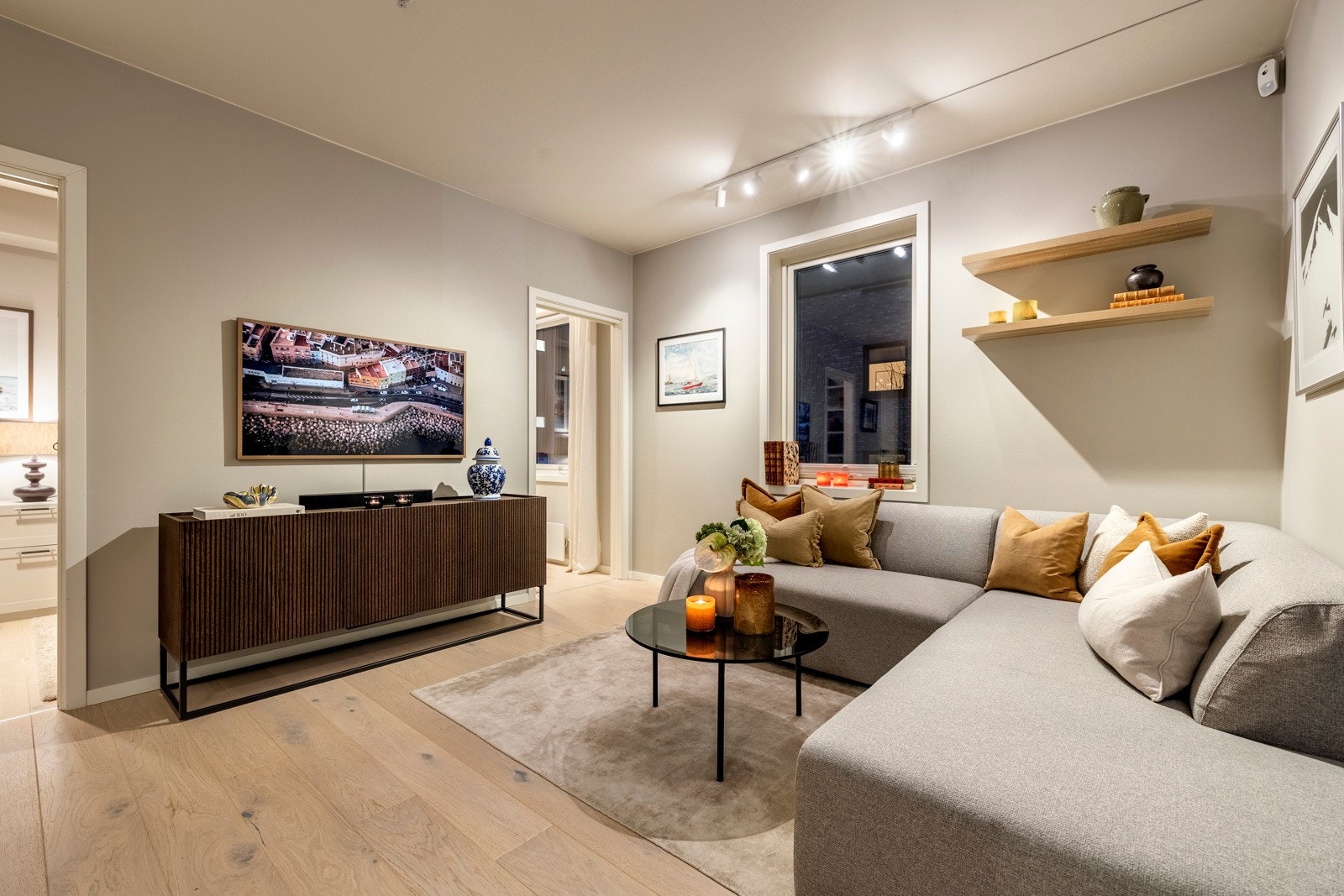 Det er rikelig med plass til både sofa, tilhørende møbler og TV-seksjon. Galleribilde