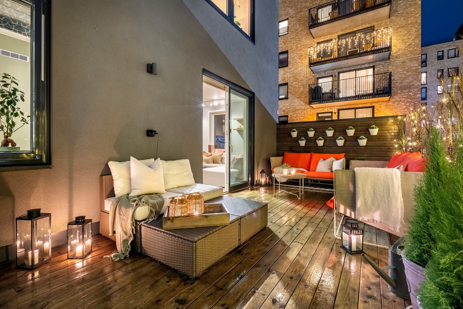 Terrassen er skjermet med levegger og prydbusker, som gir både privatliv og en trivelig atmosfære Galleribilde