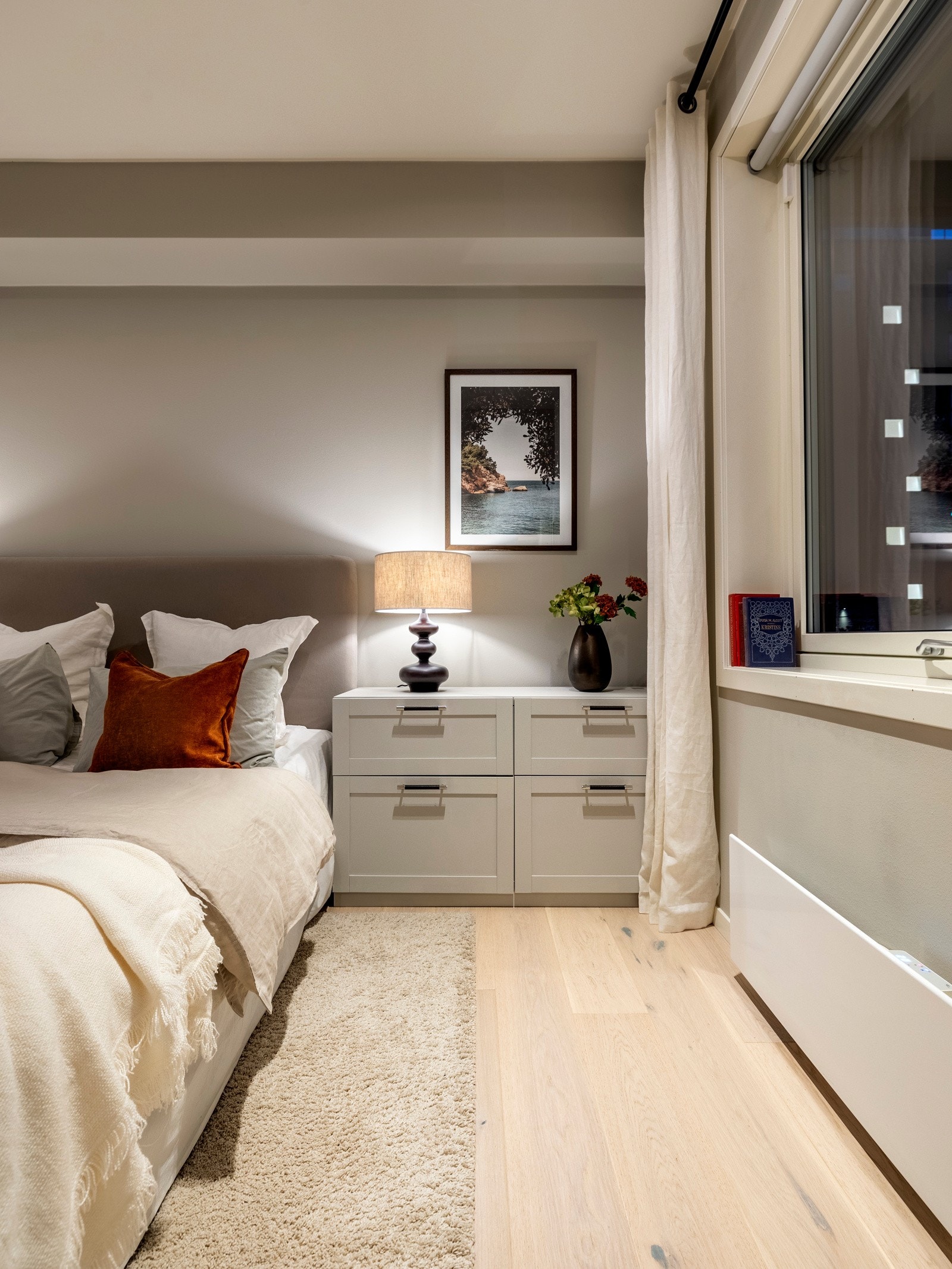 Hovedsoverommet har en praktisk to-dørs løsning. Galleribilde