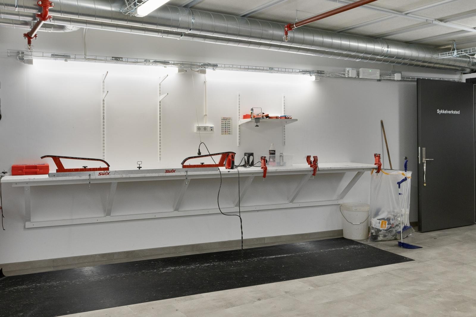 Bygget har smørebod, svært praktisk når marka og skiløyper ligger rett i nærheten. Galleribilde