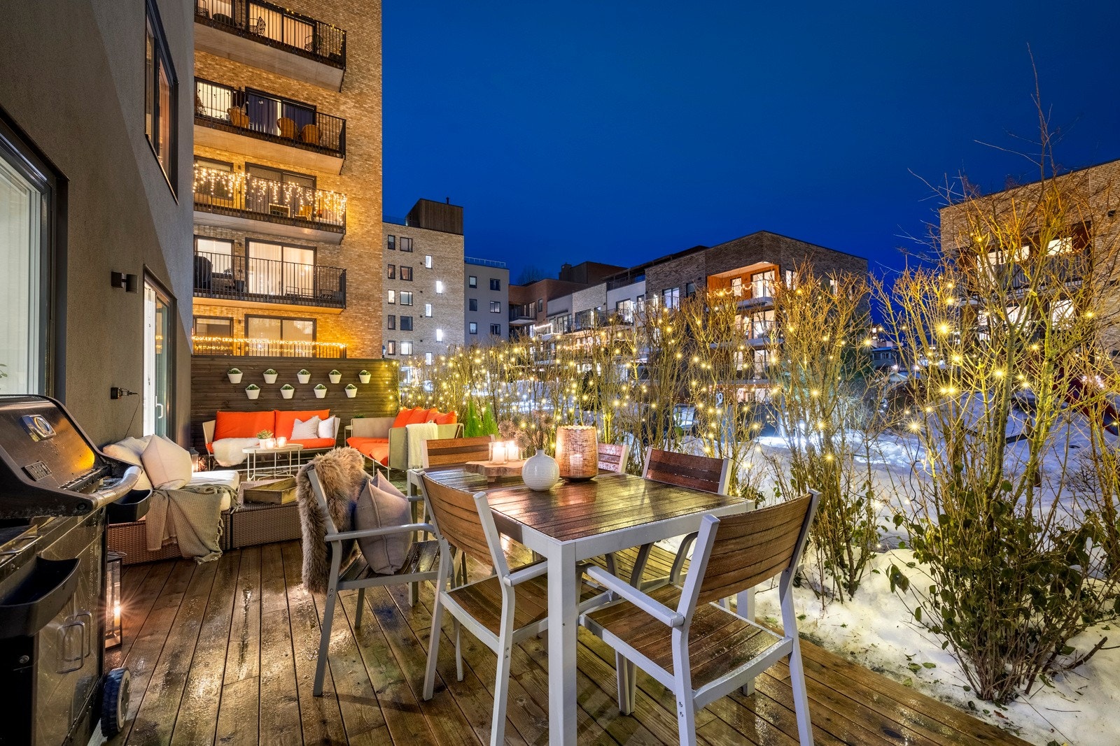 Markterrassen er på cirka 37 kvm, vender inn mot det rolige indre gårdsrommet og er et perfekt sted for å nyte varme sommerdager. Galleribilde