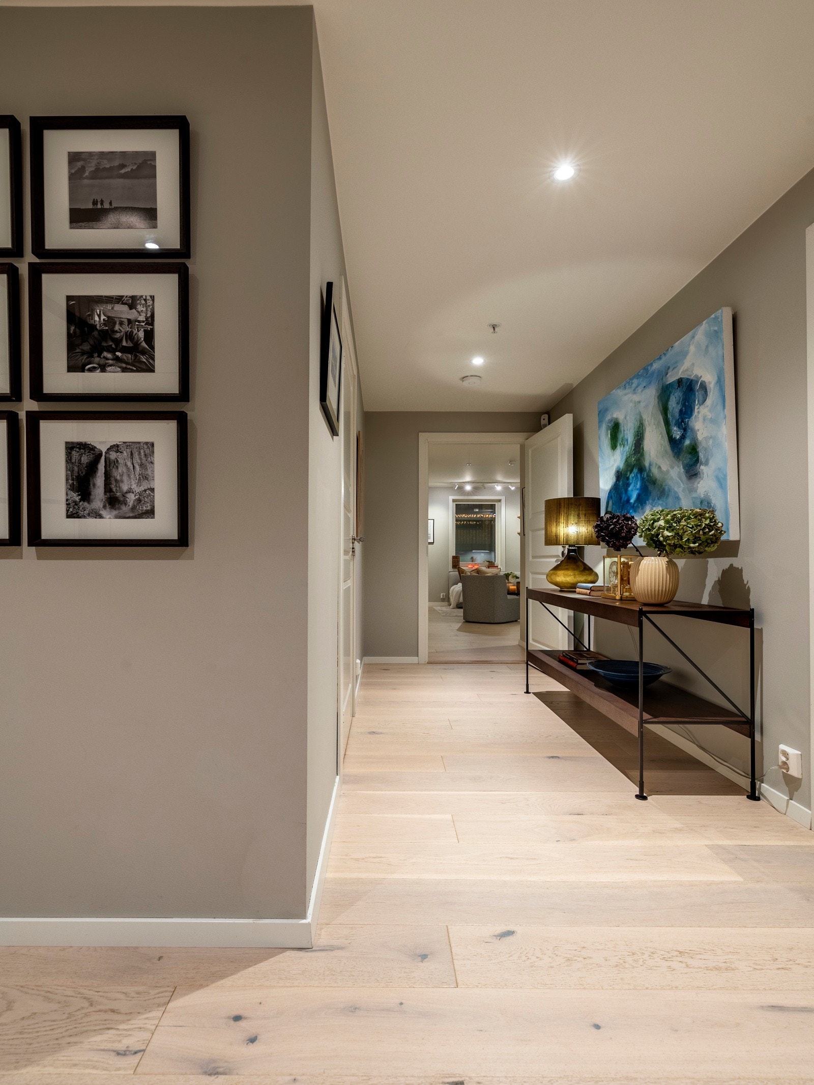 Gangen er utstyrt med enstavs parkettgulv og malte, slette vegger som gir en moderne og ren følelse. Videre er det downlights i gangen som skaper en behagelig og stemningsfull belysning. Galleribilde