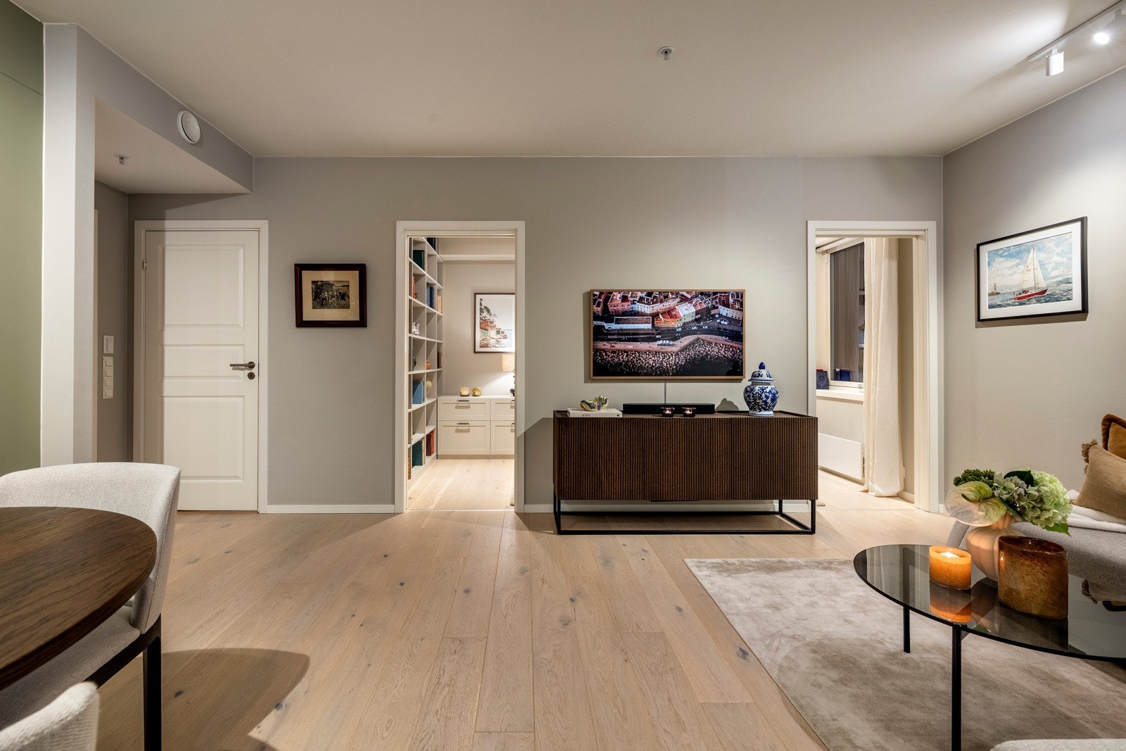 Lyssetting i stue, kjøkken og begge soverom med Hue smartlys og fjernkontroll for styring av varme og styrke. Galleribilde