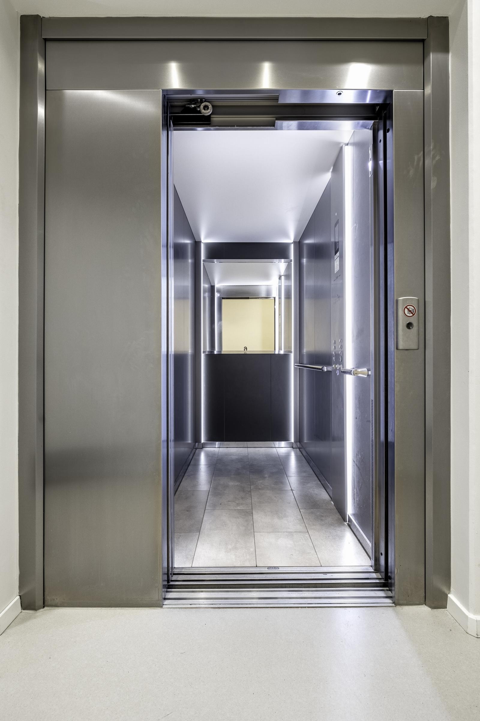 Det er heis som går helt ned til garasjeplan og helt opp til takterrassen. Galleribilde