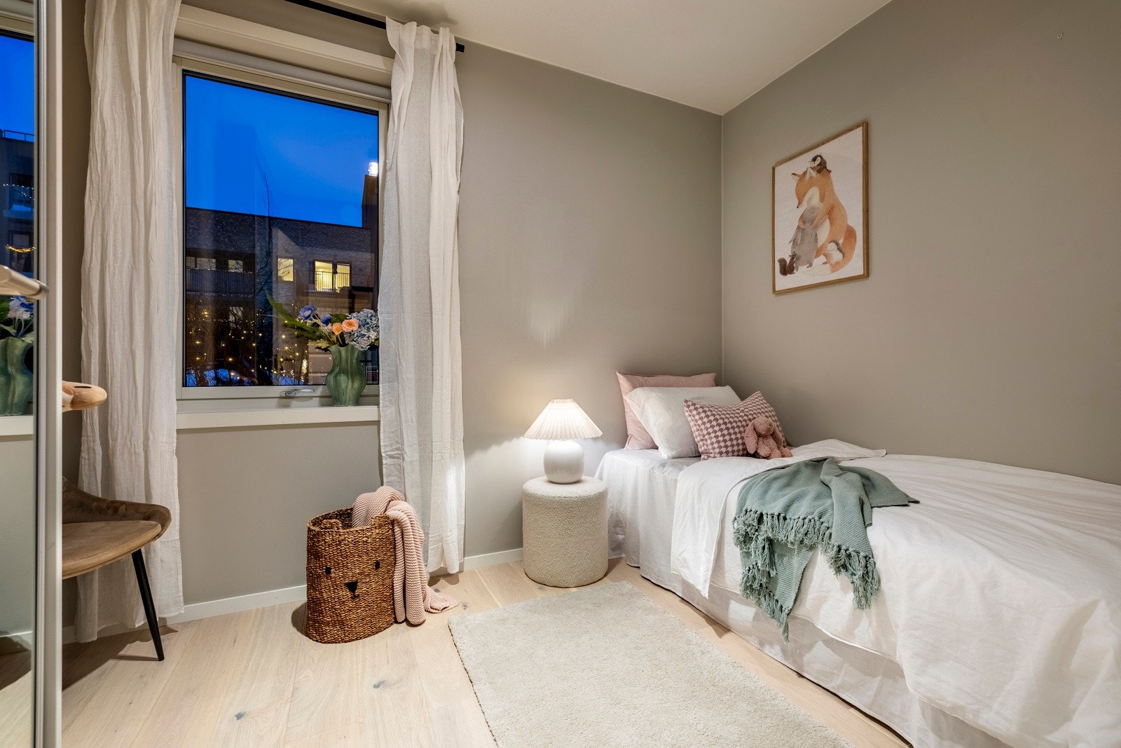 Rommet har 1-stavs parkettgulv og malte slette vegger. Galleribilde