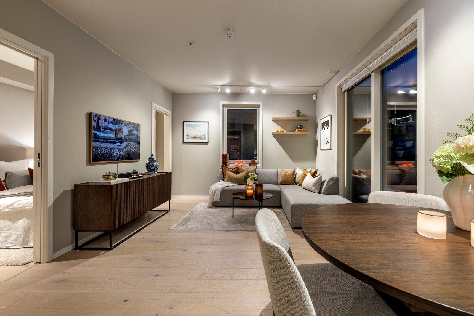 Stuen og kjøkkenet er kombinert i en delvis åpen løsning, med vinduer på to sider som gir rommet et lyst og luftig preg Galleribilde