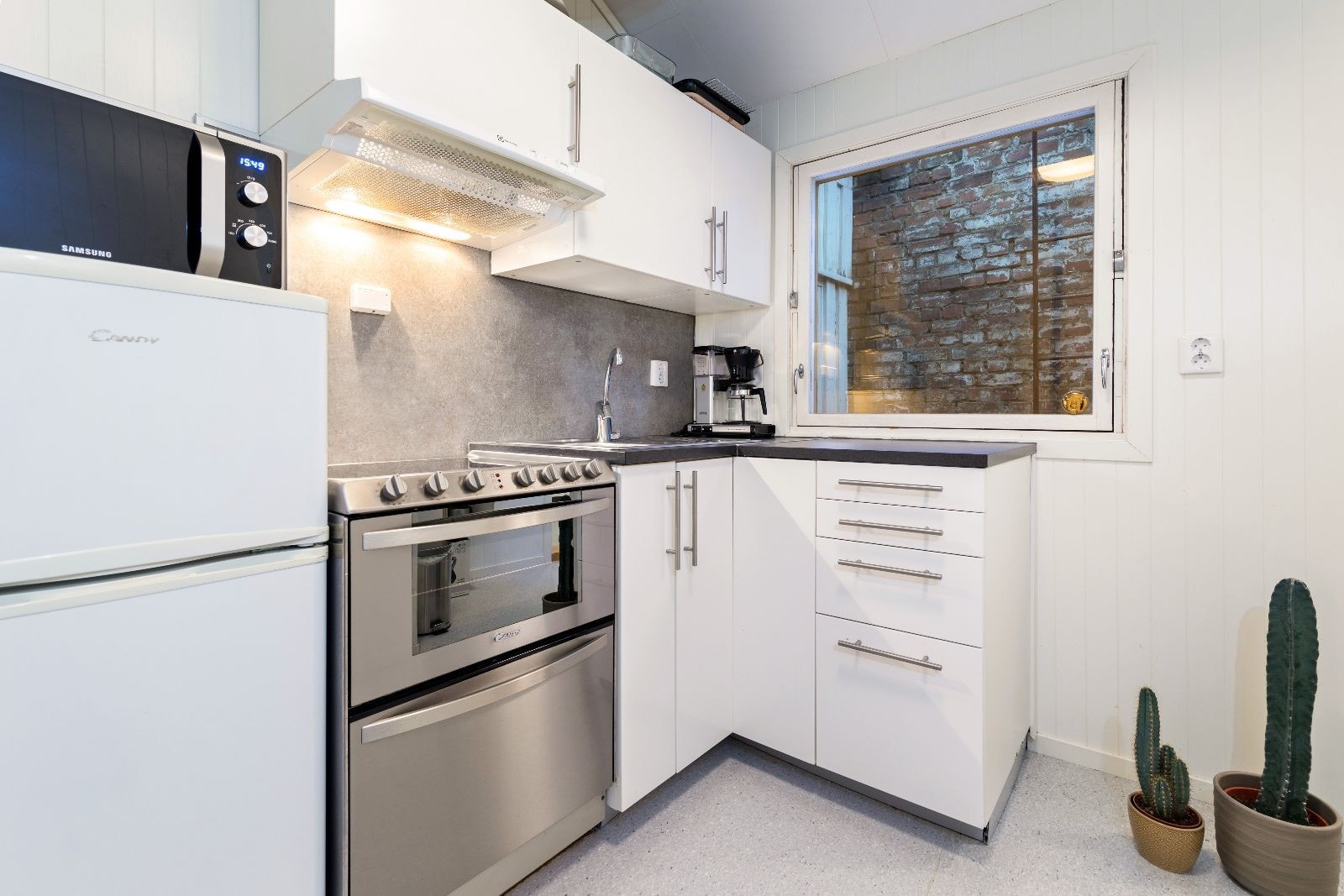 Kjøkken er utstyrt med kombikjøleskap og komfyr + oppvaskmaskin. Galleribilde