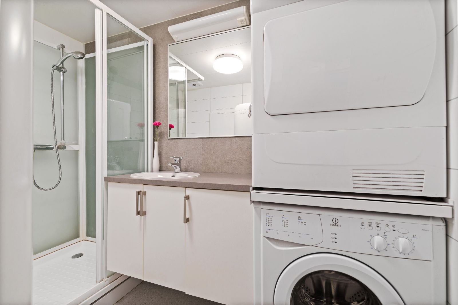 Pent bad med gulvvarme. Vaskemaskin medfølger. Galleribilde