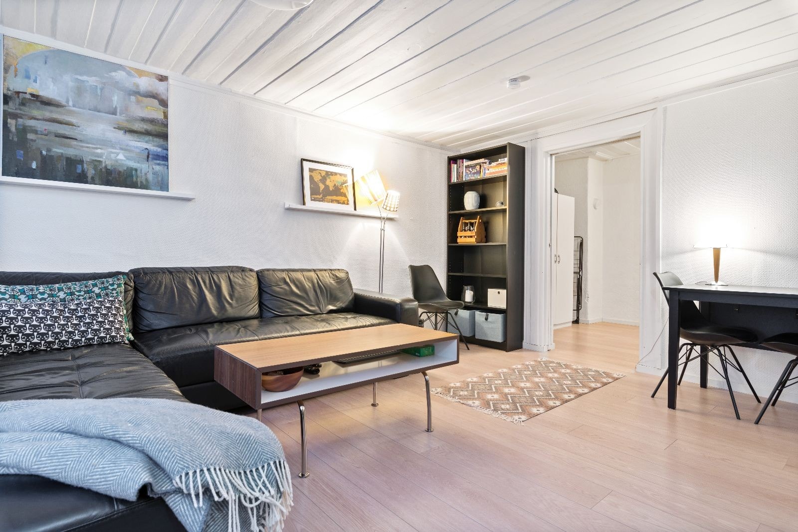 Leiligheten har en romslig stue med god plass til både sofakrok og spisebord. Galleribilde