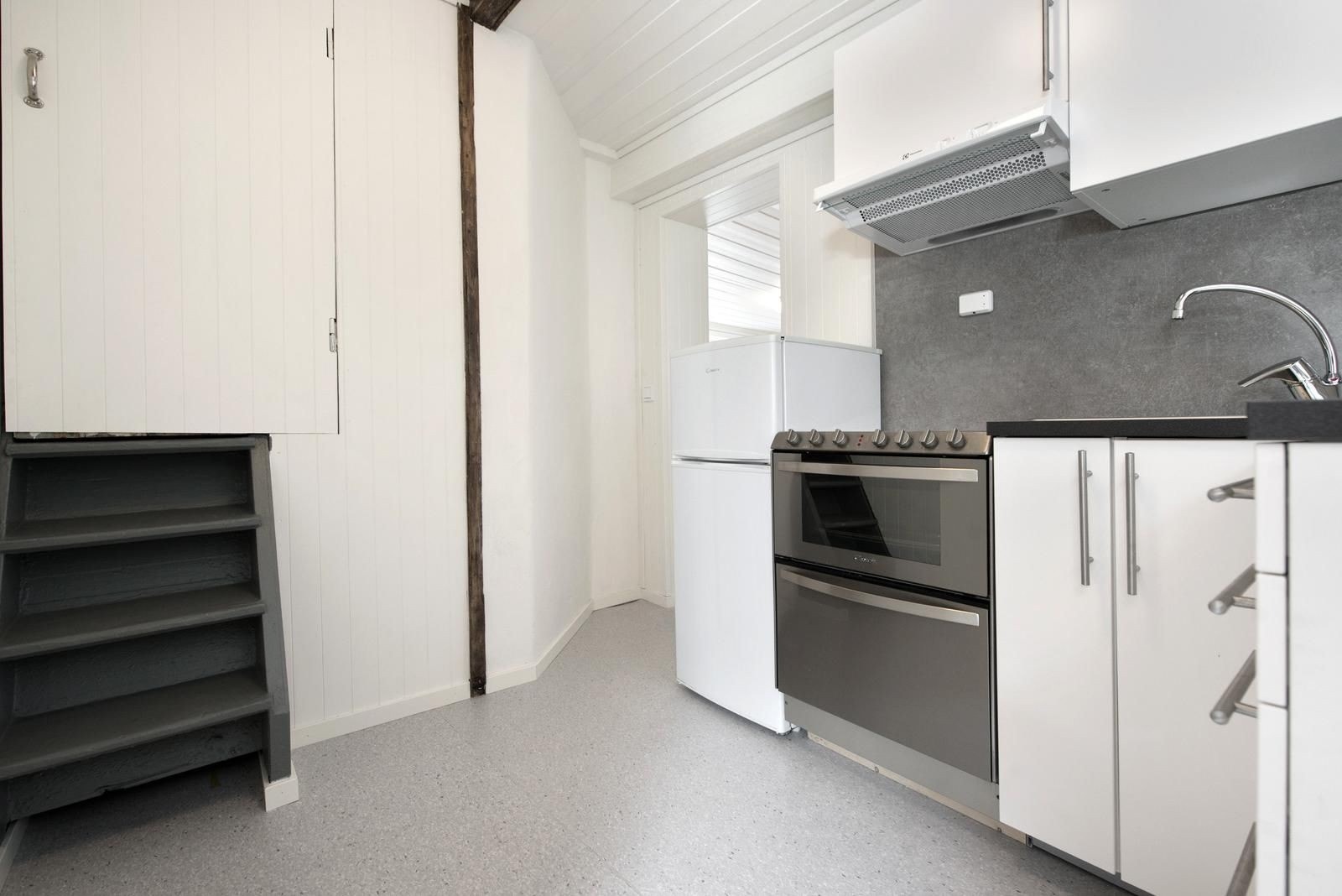 Inngang til praktisk liten hems fra kjøkkenet. Hemsen kan f.eks benyttes til bod/oppbevaring Galleribilde