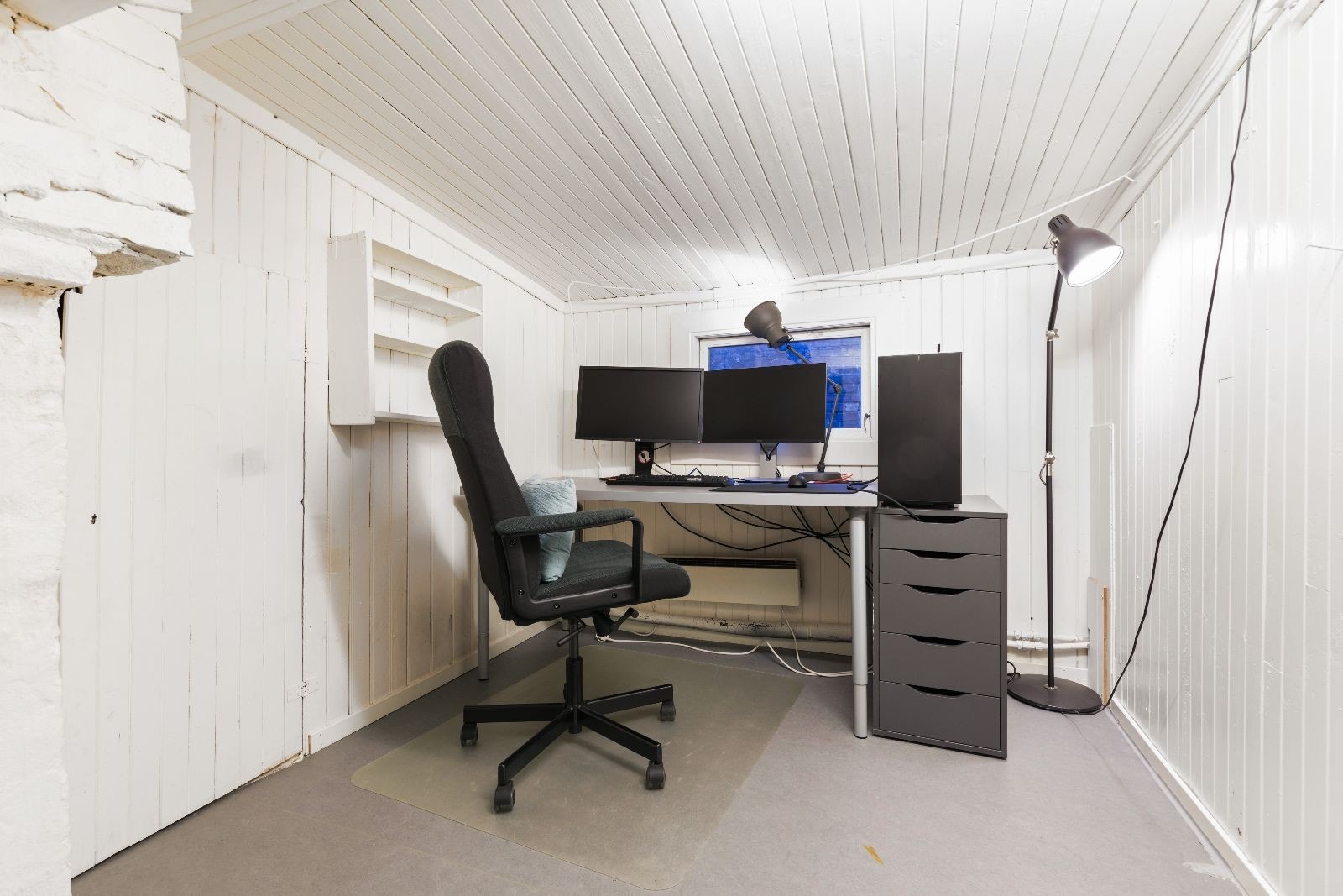 Hemsrom. Tidligere møblering ikke godkjent pga brannregler, kan brukes som bod/oppbevaring Galleribilde